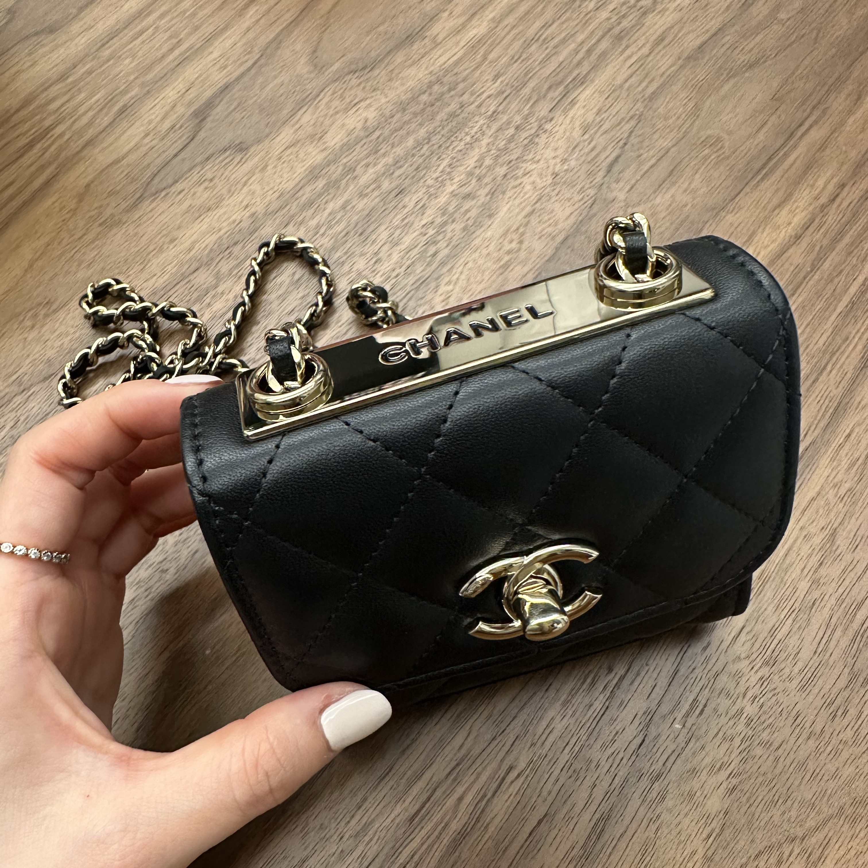 Chanel Clutch With Chain Lambskin & Gold Black, (W) Celine Baseball Cap in Cotton Marine 착용 스타일 - 5