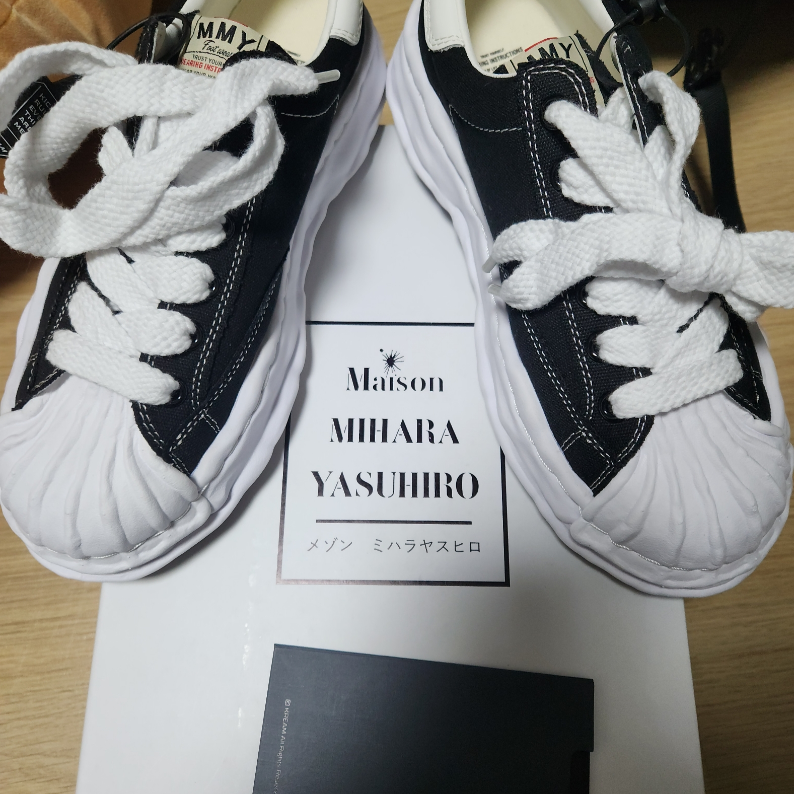 Maison Mihara Yasuhiro Blakey OG Sole Canvas Low-top Sneakers Black White 착용 스타일 - 2