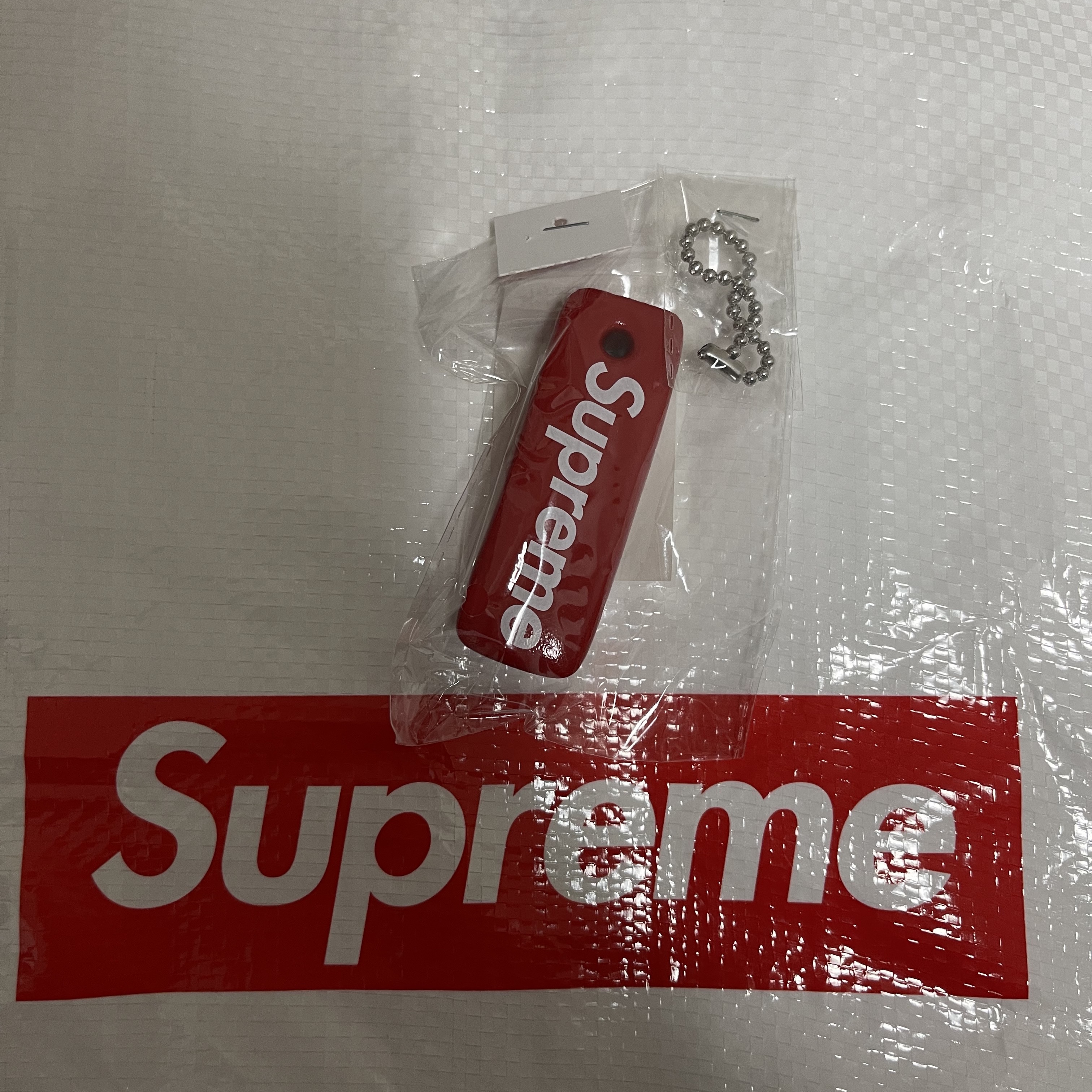 Supreme Floating Keychain Red - 23FW 착용 스타일