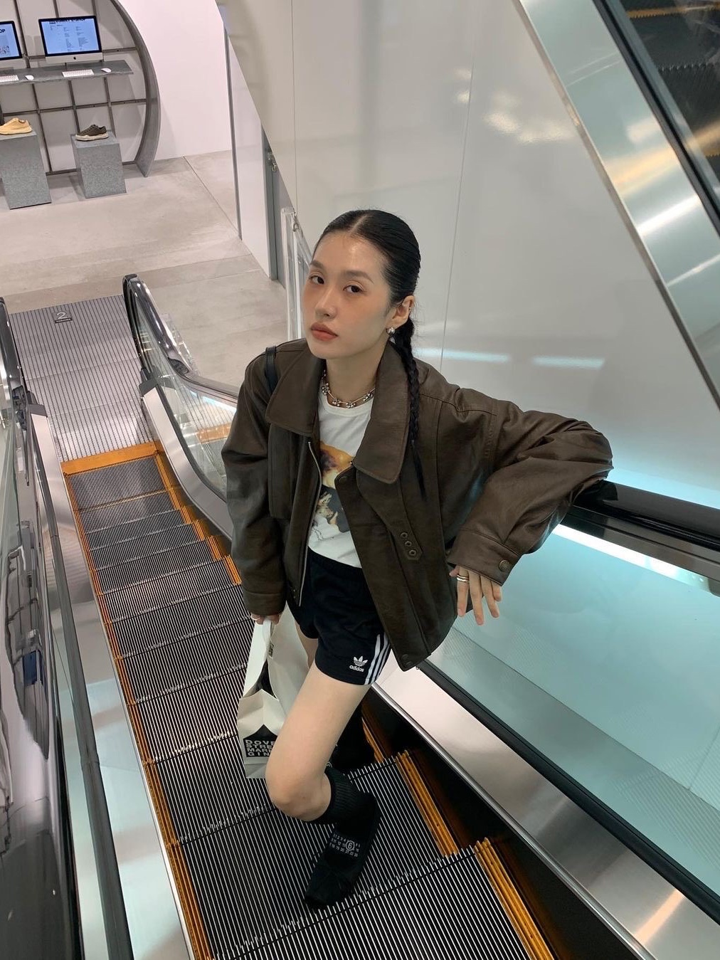 (W) MM6 Maison Margiela Numeric Logo Strap Ballerina Flat Shoes Beige, (W) MM6 Maison Margiela Numeric Logo Strap Ballerina Flat Shoes Black 착용 스타일 - 5