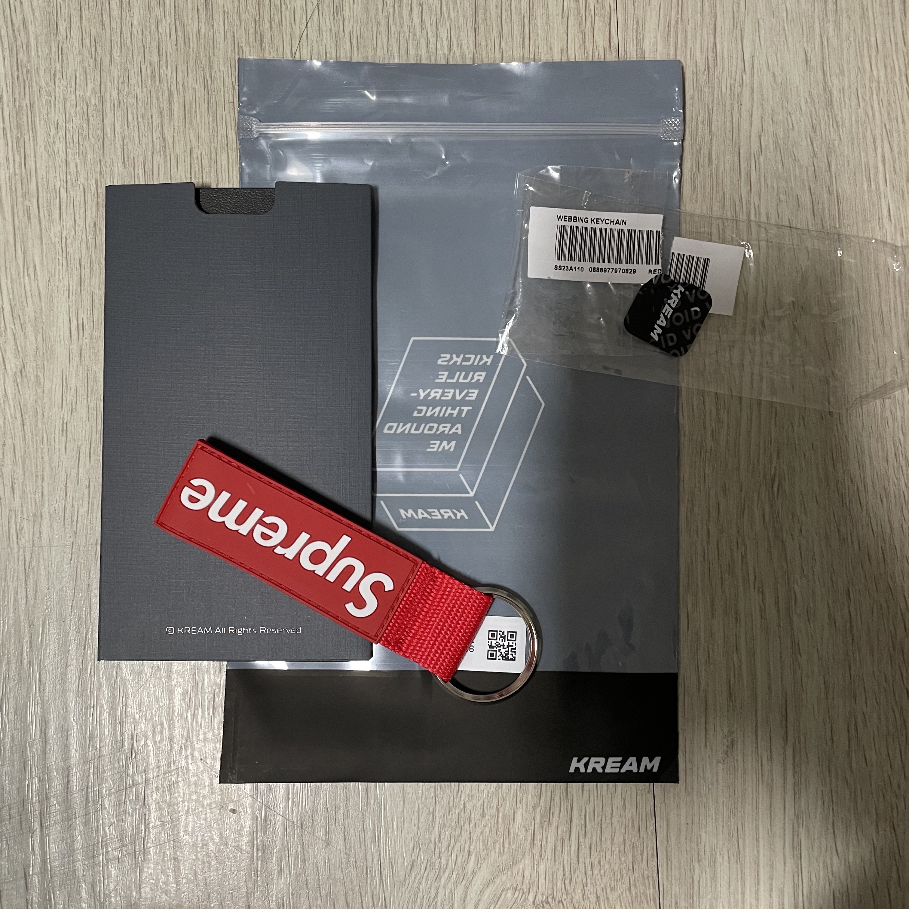 Supreme Webbing Keychain Red - 23SS 착용 스타일