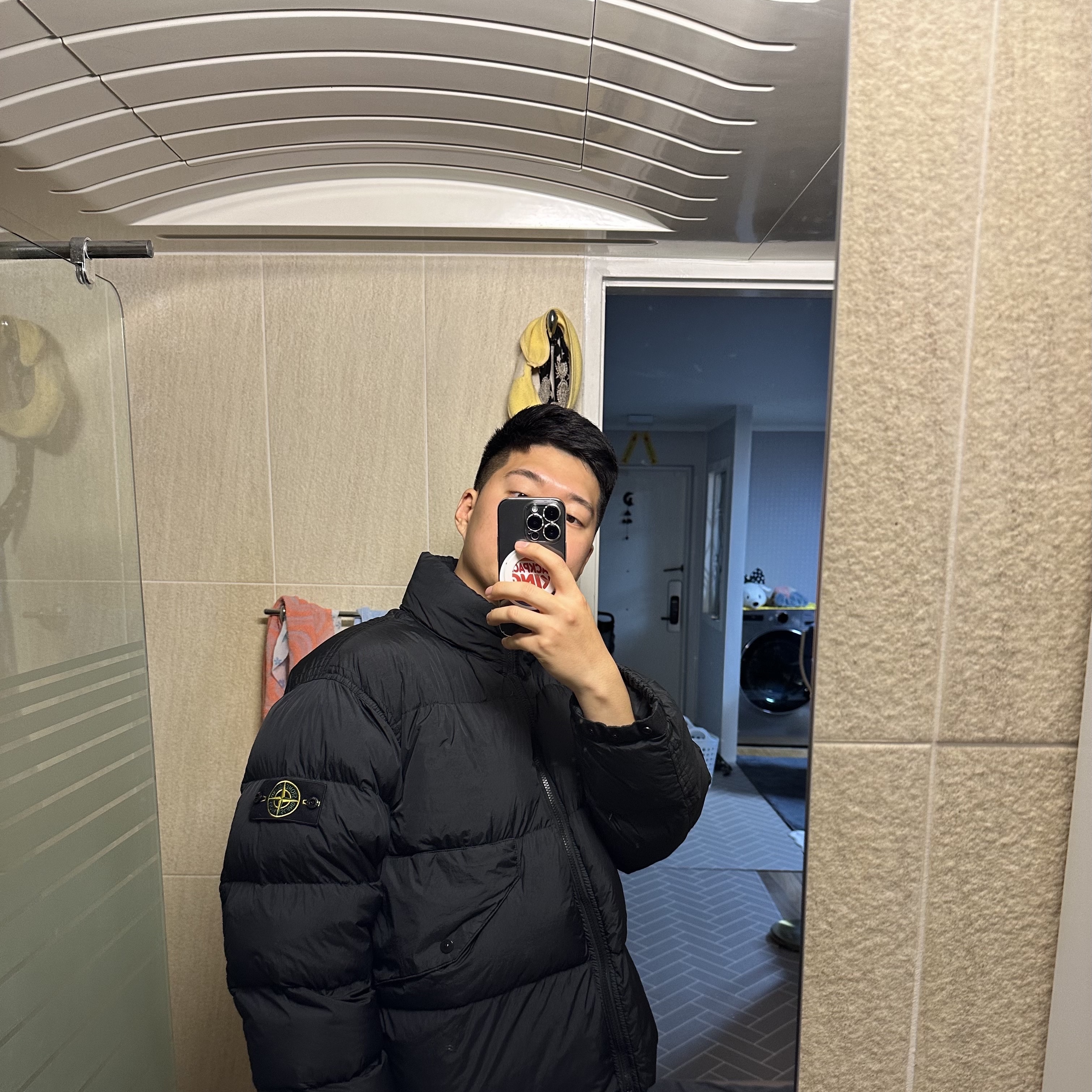 Stone Island 40623 Garment Dyed Crinkle Reps Recycled Nylon Down Jacket Black - 23FW 착용 스타일