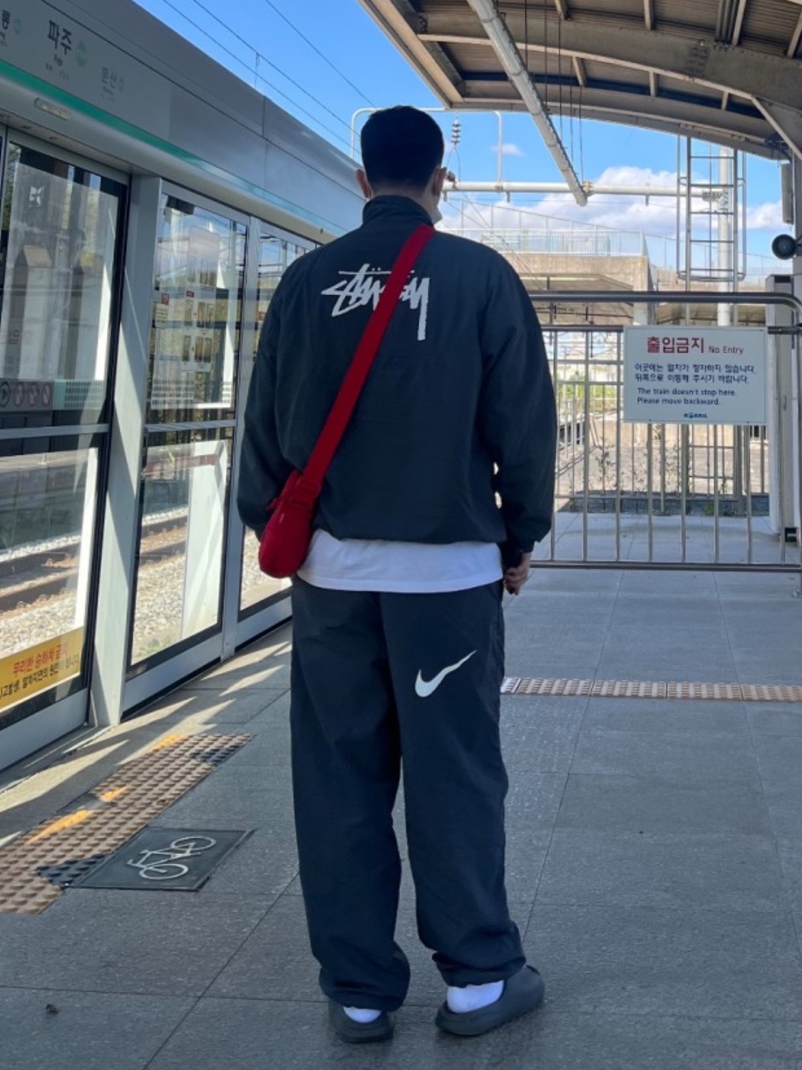 Nike x Stussy Windrunner Jacket Off Noir 착용 스타일 - 5