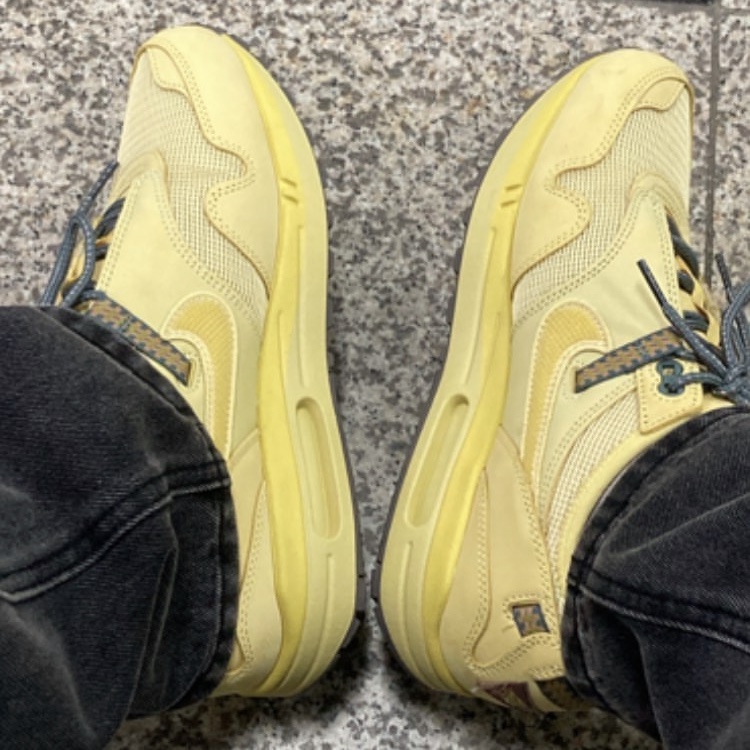 Nike x Travis Scott Air Max 1 Cact.us Gold 착용 스타일