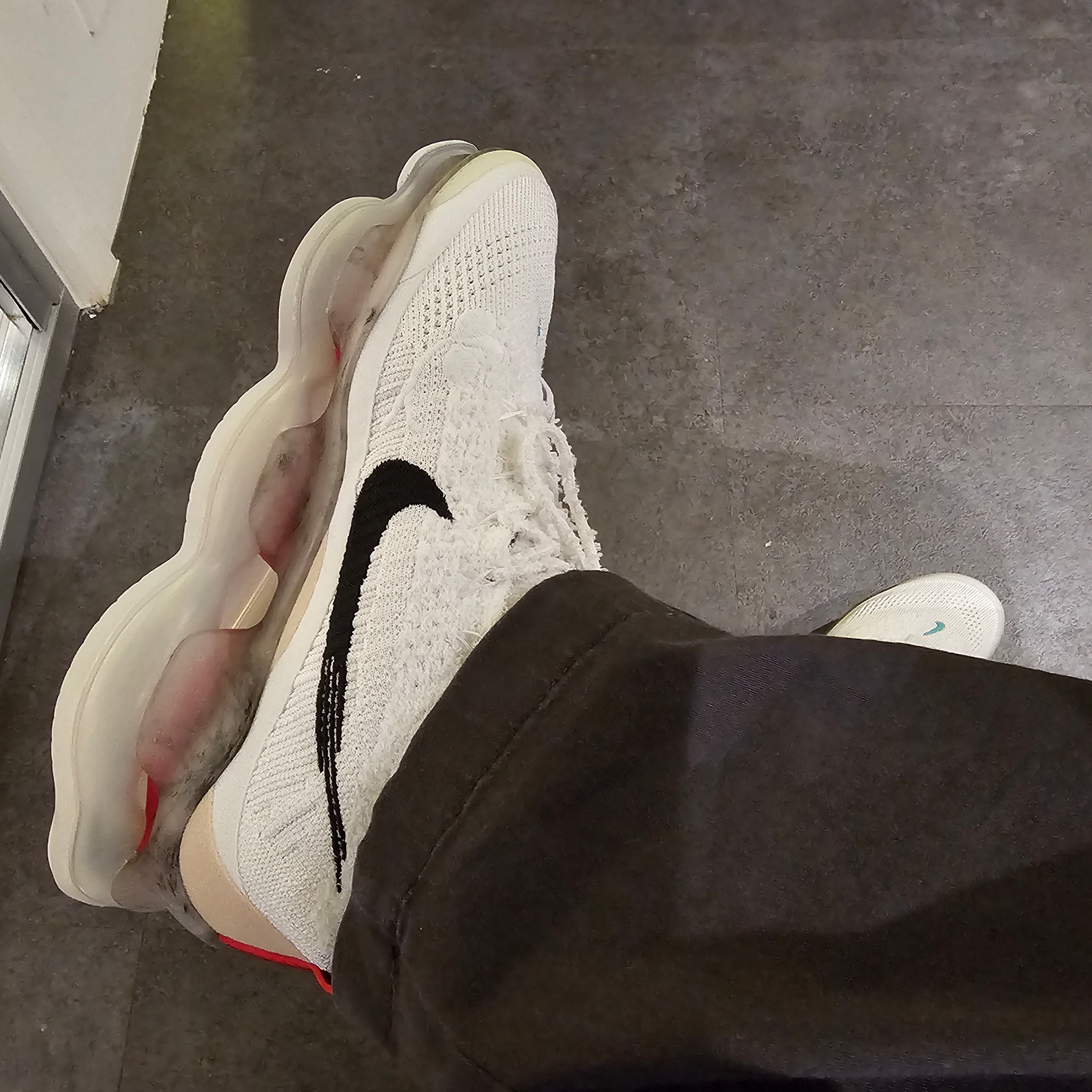 Nike Air Max Scorpion Flyknit Summit White 착용 스타일 - 3