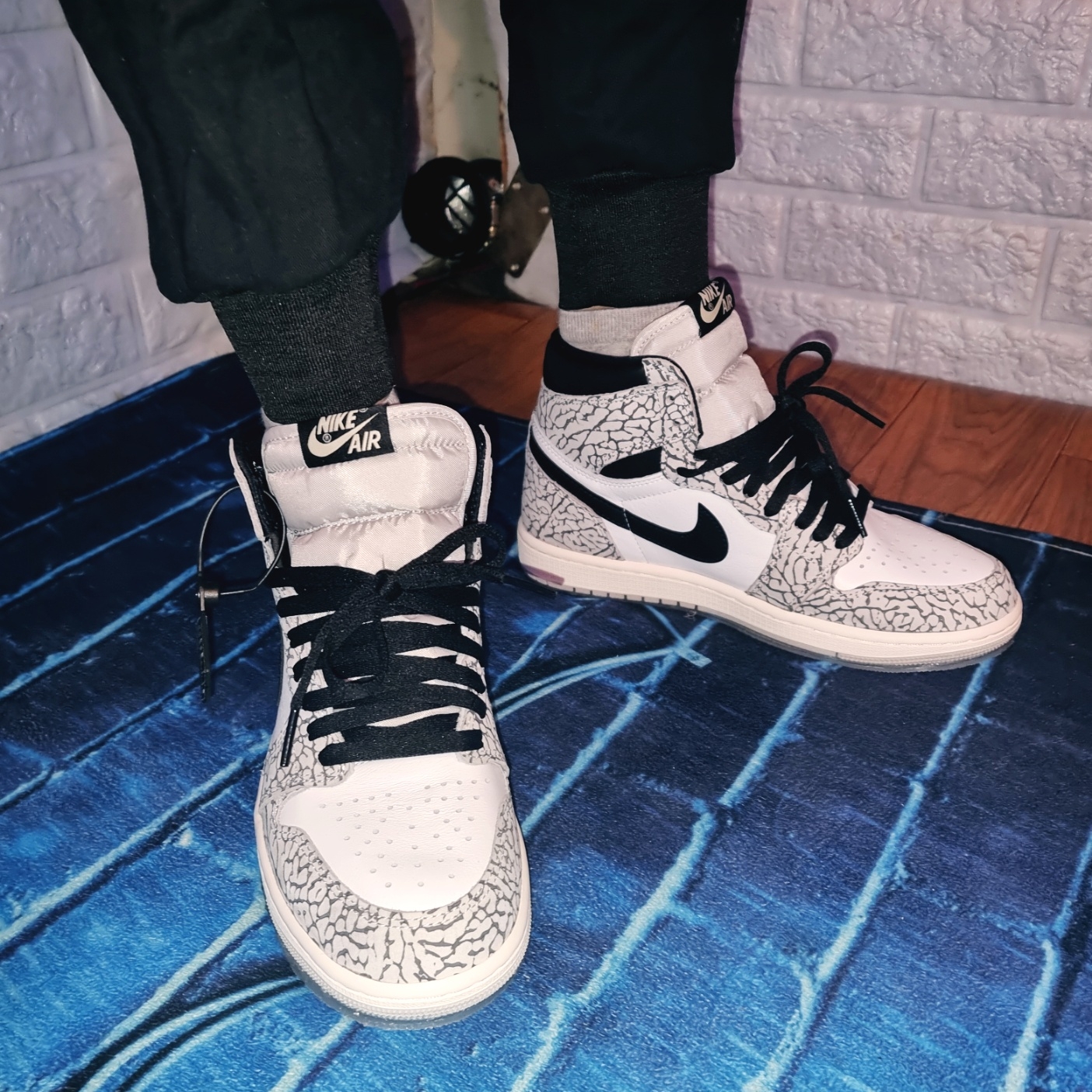 Jordan 1 Retro High OG White Cement 착용 스타일 - 2