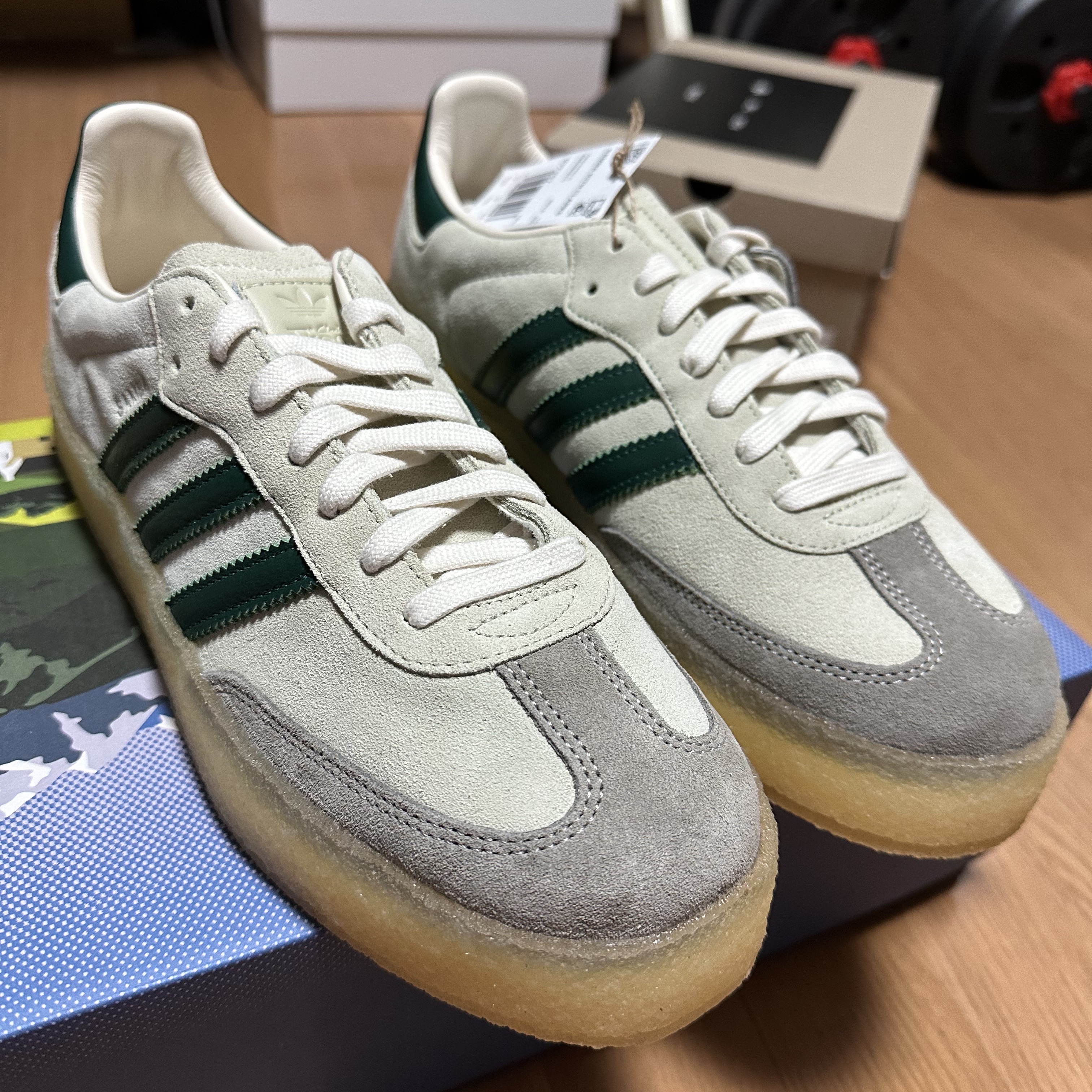 Adidas x Song for the Mute Campus 80s Bliss Core Black, Adidas x Clarks x Ronnie Fieg 8th Street Samba Chalk White Green 착용 스타일 - 6