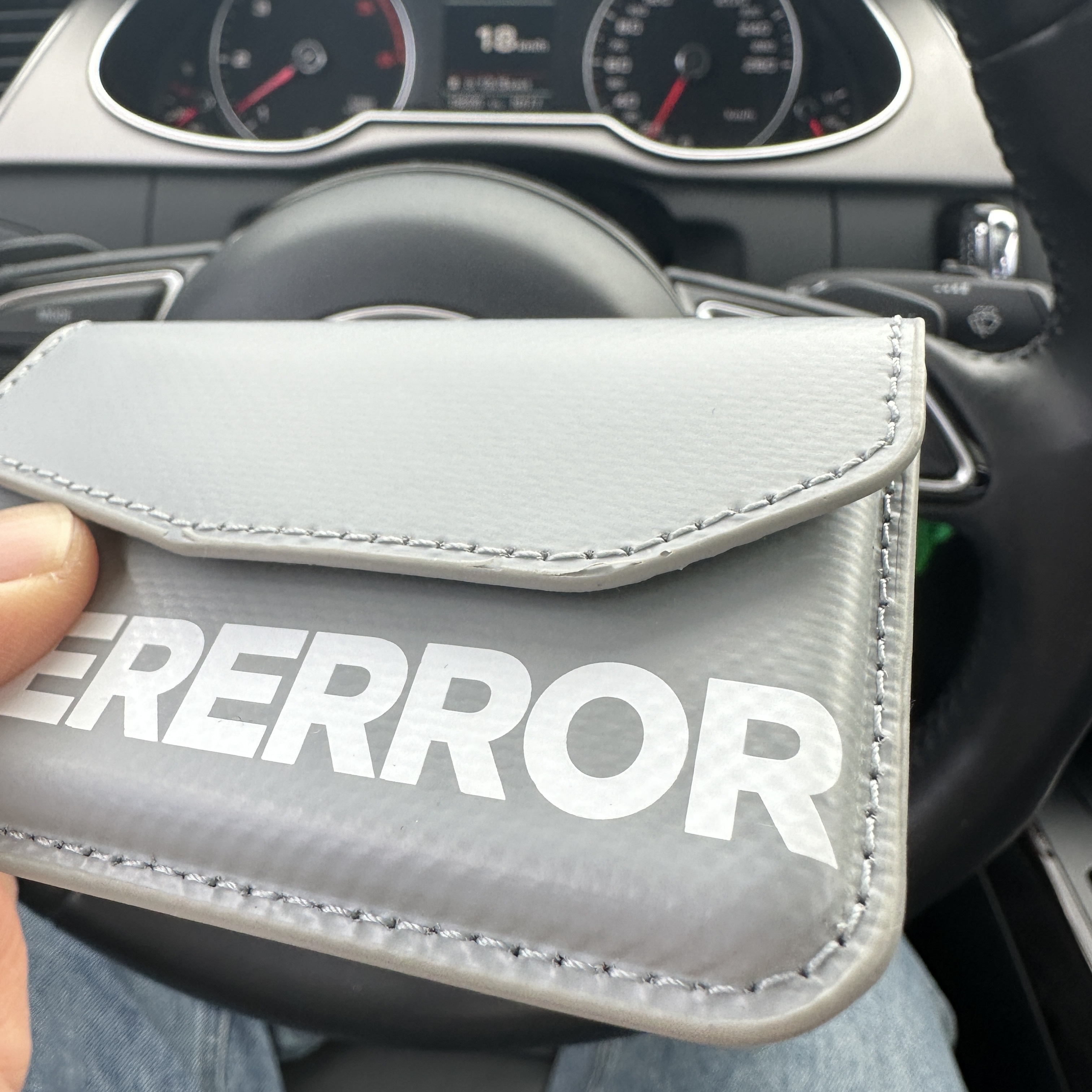 Ader Error Standic Magsafe Wallet Grey 착용 스타일 - 2