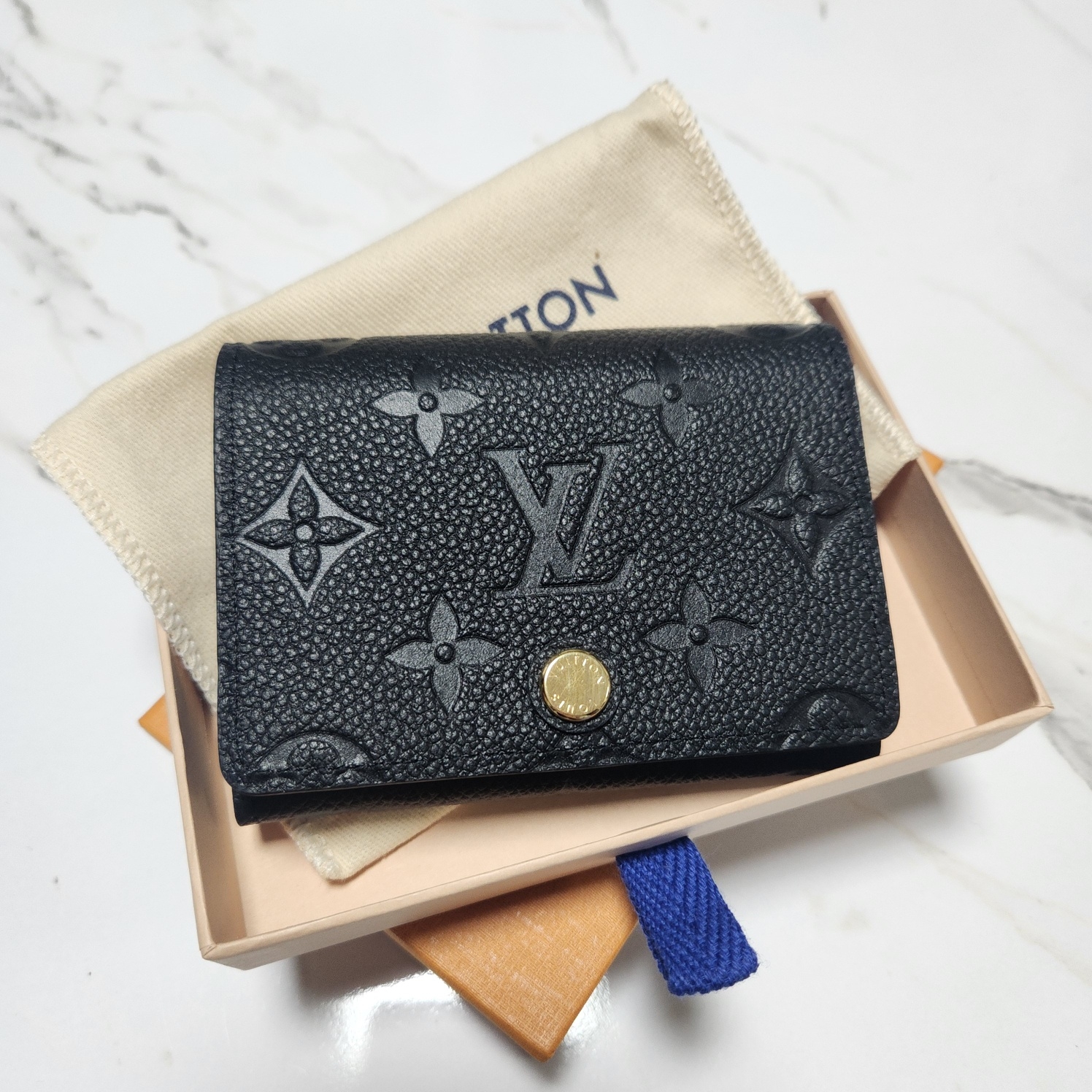 Louis Vuitton Business Card Holder Monogram Embossed Leather Black 착용 스타일