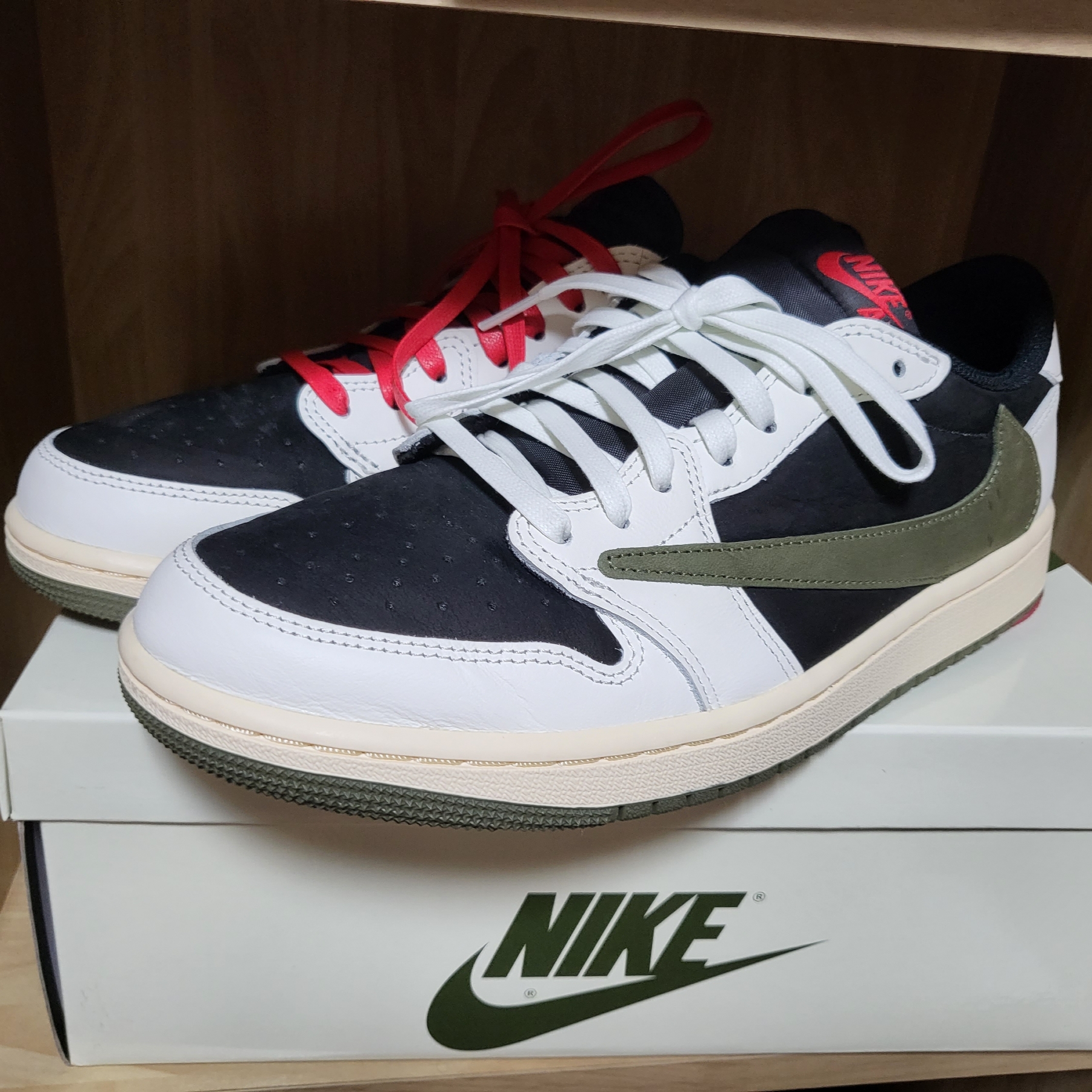 (W) Jordan 1 x Travis Scott Retro Low OG SP Medium Olive, Jordan 1 x Travis Scott Retro Low OG SP Sail and Ridgerock 착용 스타일 - 3