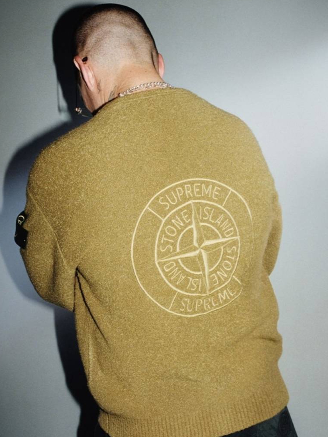 Supreme x Stone Island Boucle Cardigan Olive - 23FW, Supreme x Stone Island Denim Trucker Jacket Black - 23FW 착용 스타일 - 2