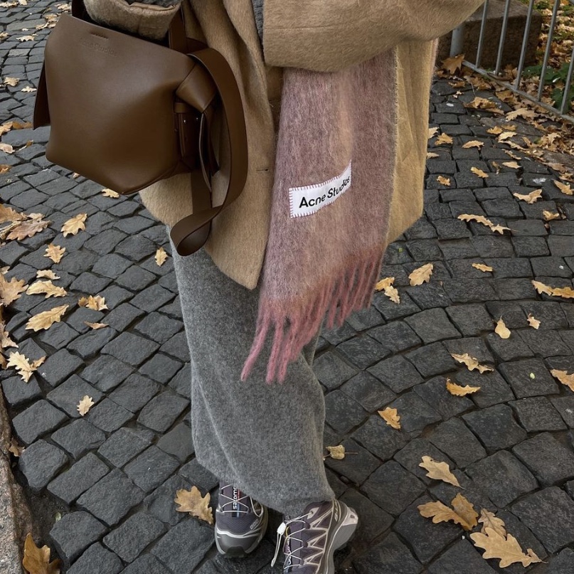 Salomon XT-6 Moonscape Plum Kitten, Acne Studios Mohair Wool Fringe Muffler Dusty Pink 착용 스타일