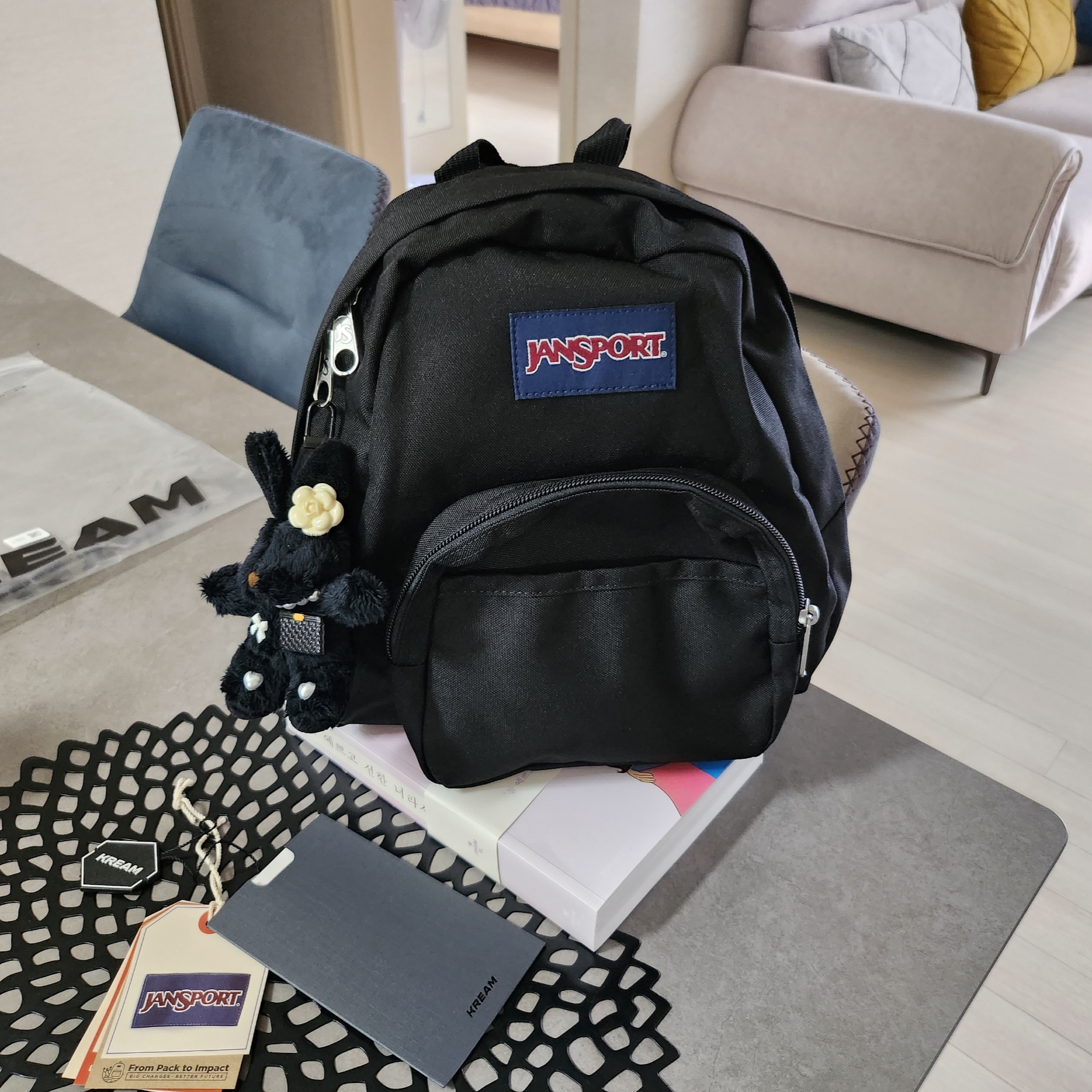 Jansport Half Pint Mini Backpack Black 착용 스타일 - 3