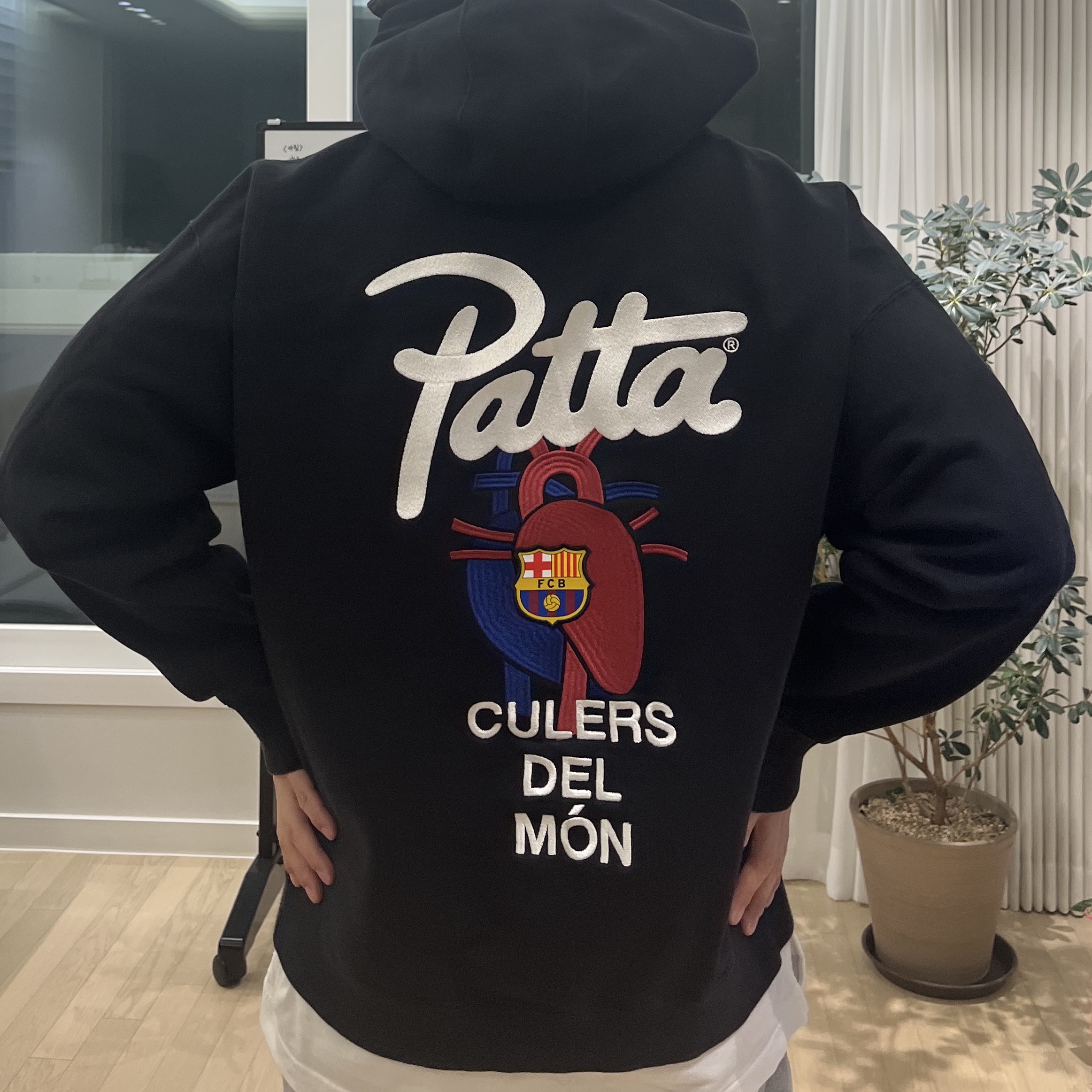 Nike x Patta x FC Barcelona Solo Swoosh Hoodie Culers del Món (FD4147-010) 착용 스타일 - 3