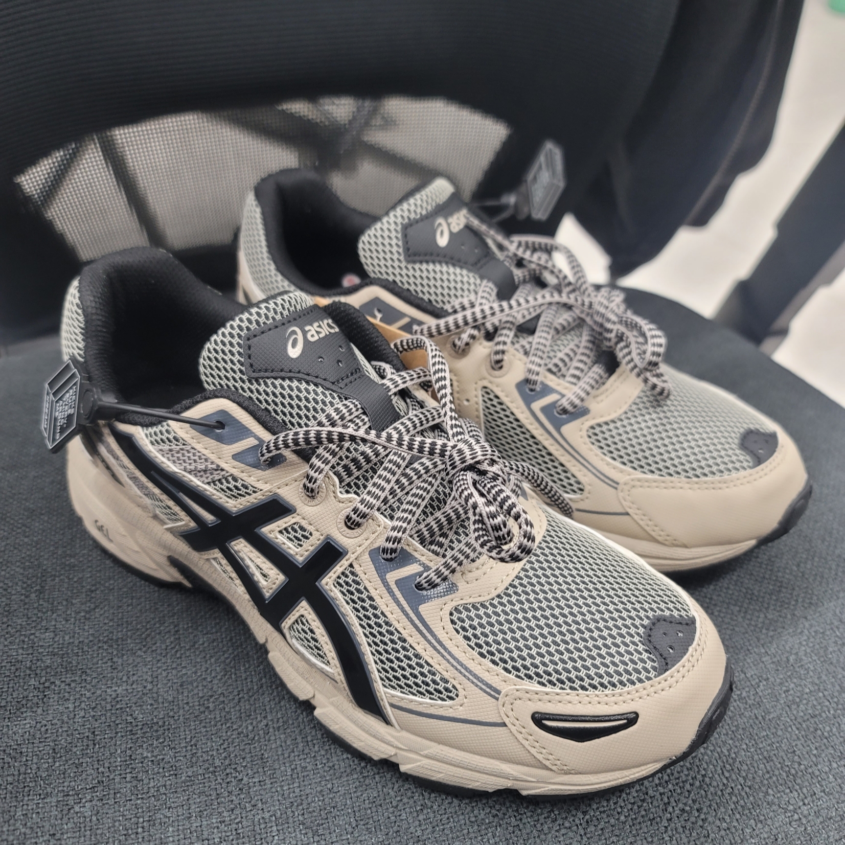 Asics Gel-Venture 6 Feather Grey Black 착용 스타일