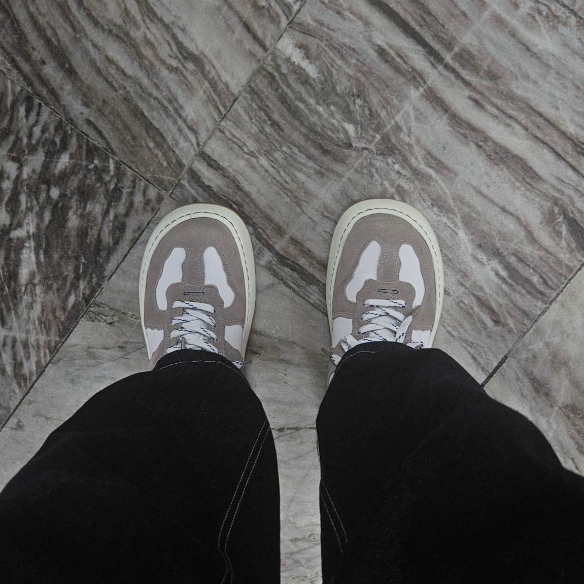 Ader Error Log; Baus Off White 착용 스타일