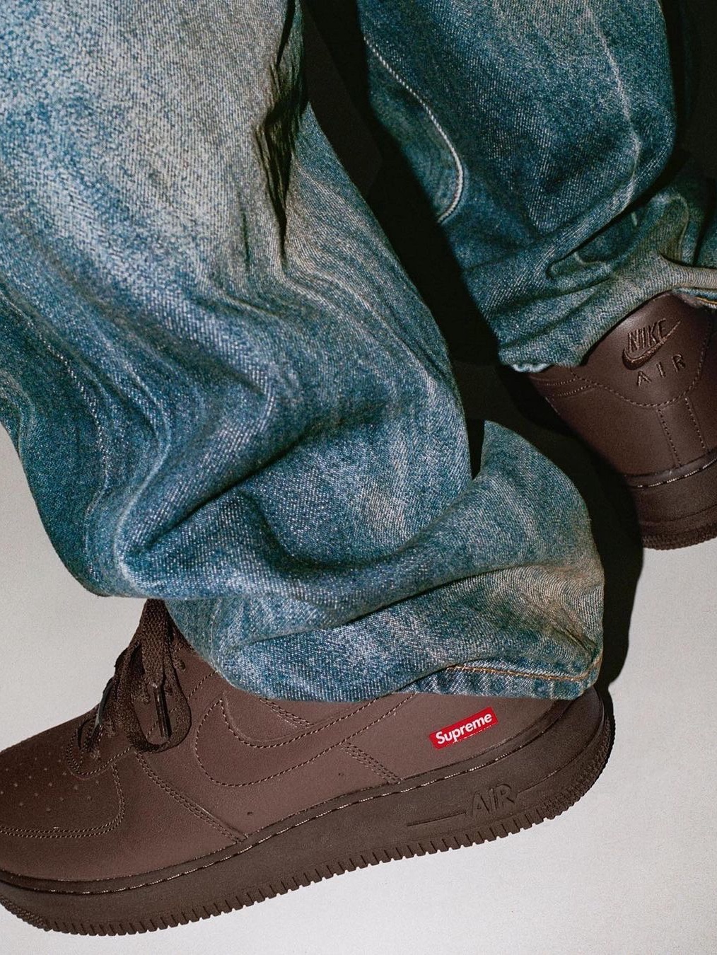 Nike x Supreme Air Force 1 Low Baroque Brown 착용 스타일 - 2