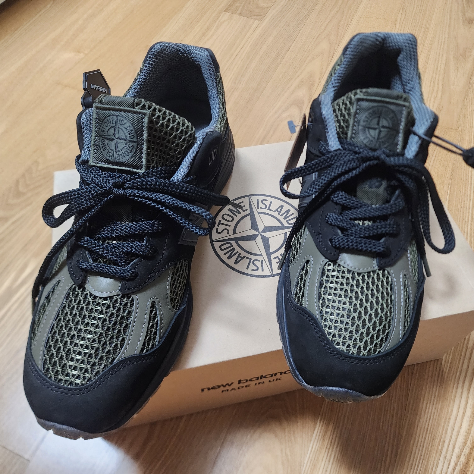 New Balance x Stone Island 991v2 Made in UK Black Olive Night 착용 스타일 - 2