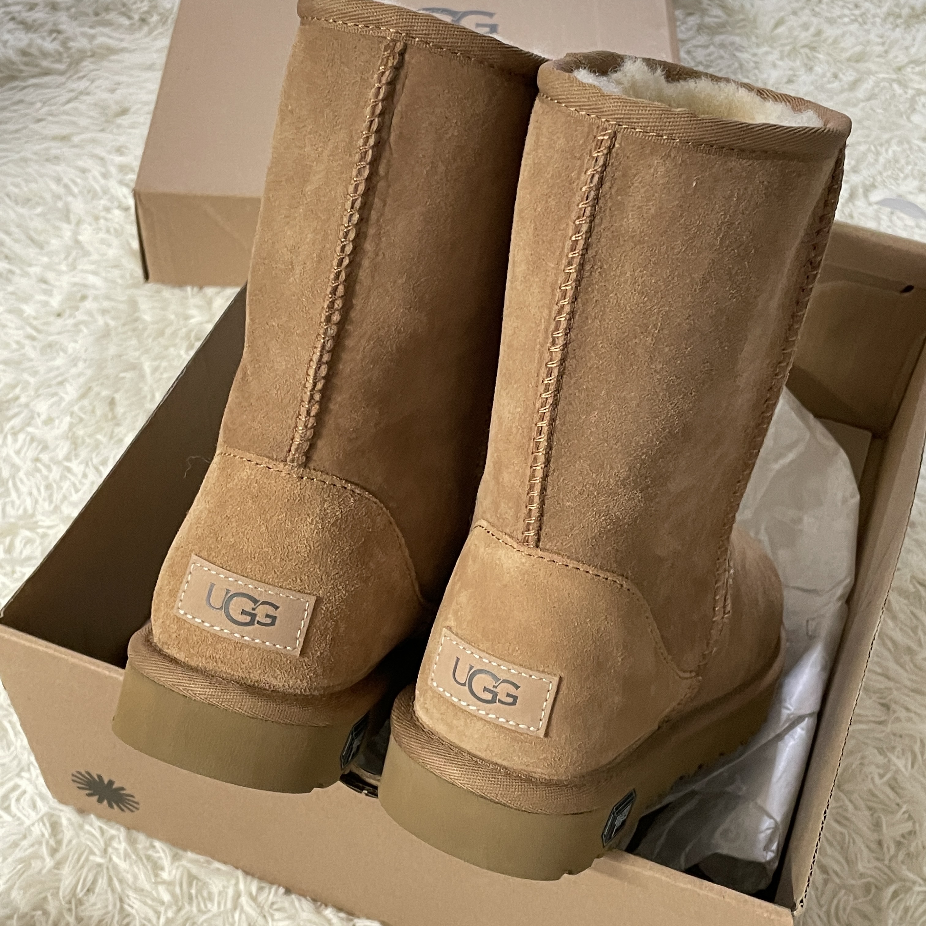 (W) UGG Classic Short II Boots Chestnut 착용 스타일 - 1