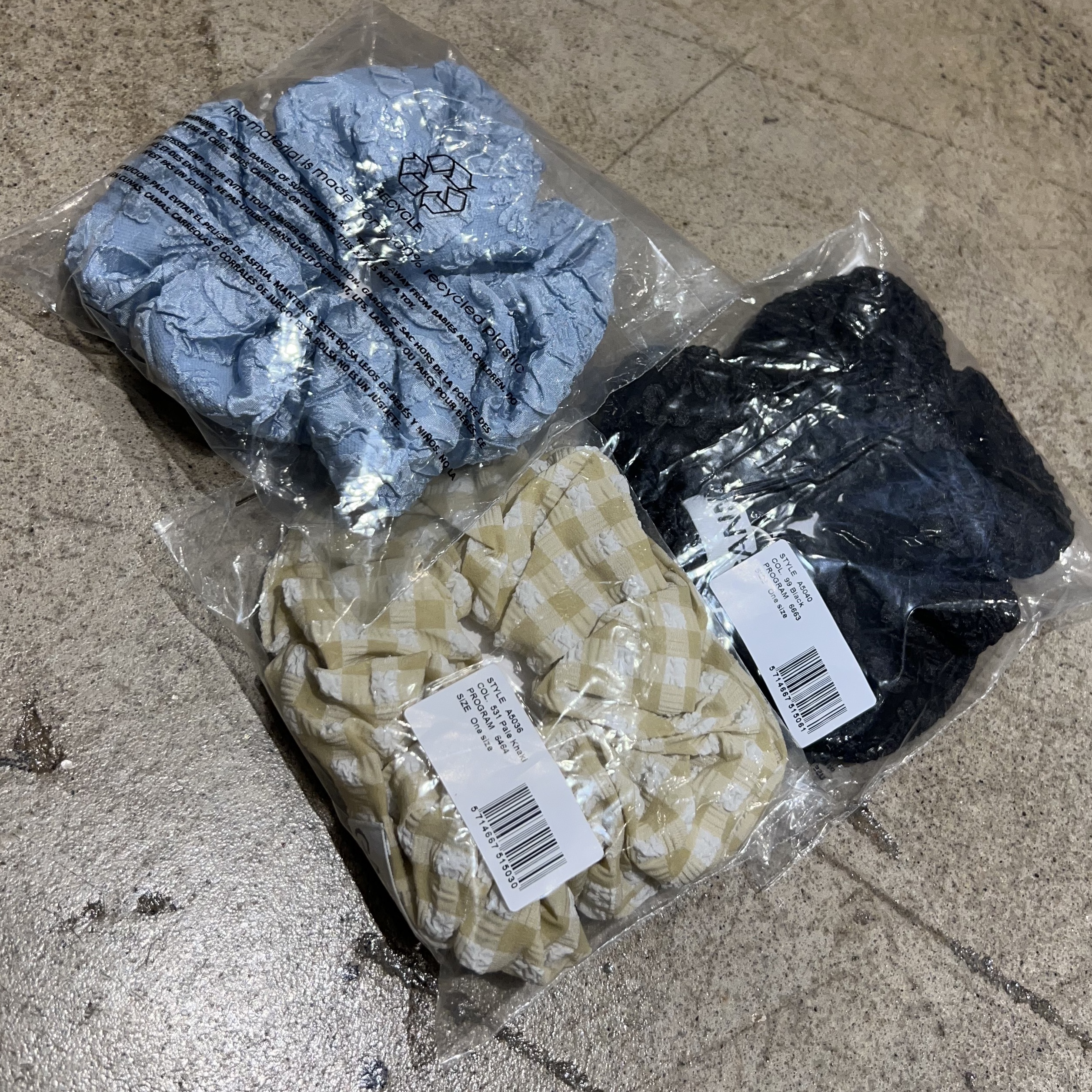 (W) Ganni Stretch Jacquard Scrunchie Black, (W) Ganni Stretch Jacquard Scrunchie Sky Blue 착용 스타일