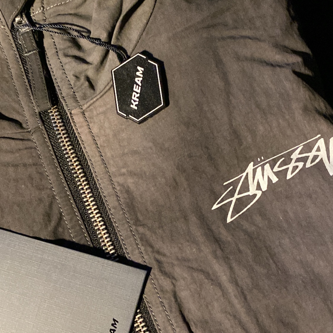 Stussy Wave Dye Beach Shell Jacket Black 착용 스타일