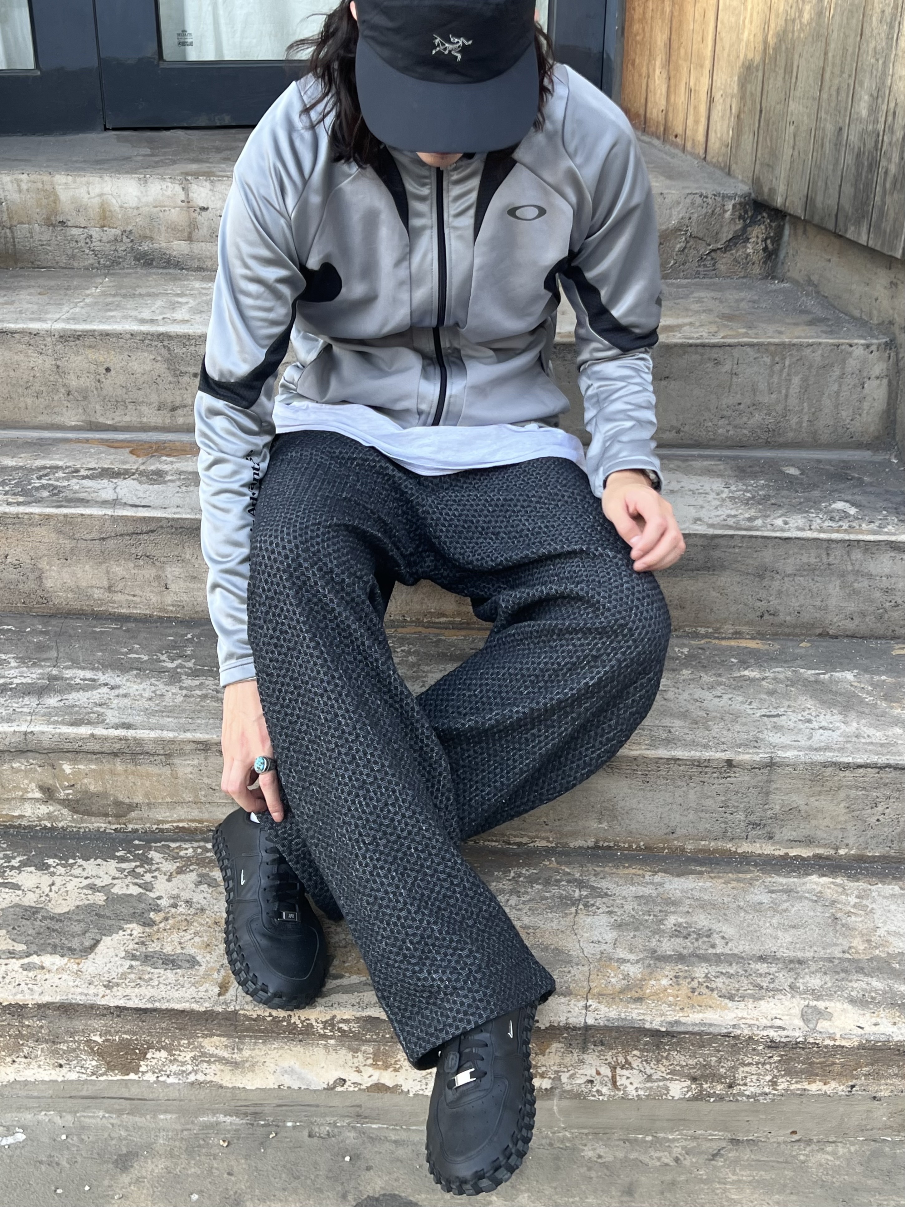 Nike x Jacquemus J Force 1 Low LX SP Black, Arc'teryx Norvan Cap Black 착용 스타일 - 2