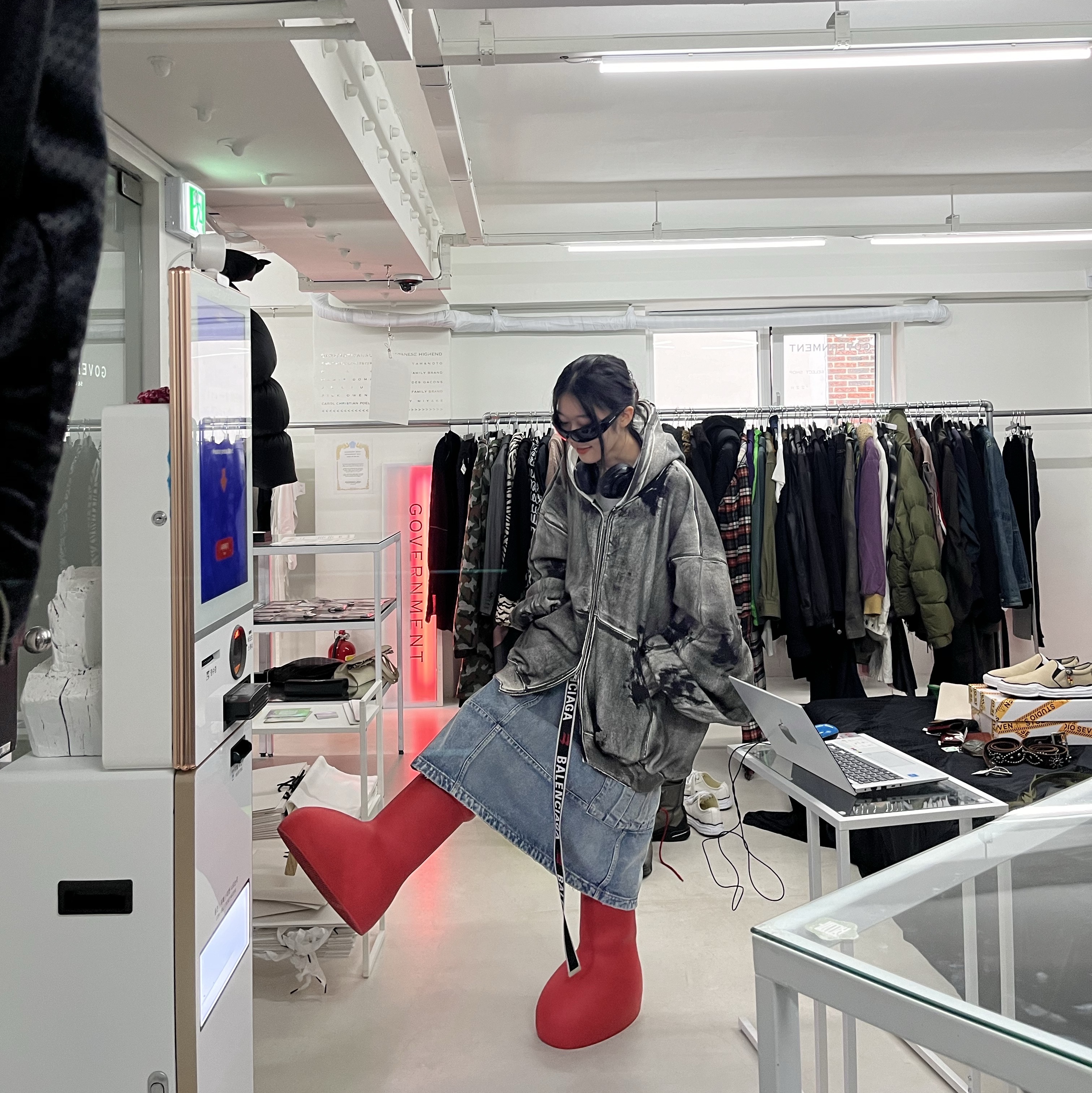 Ourpas 074 Dirty Zip Hoodie, Balenciaga Reverse X-Pander Rectangle Sunglasses Black 착용 스타일 - 2