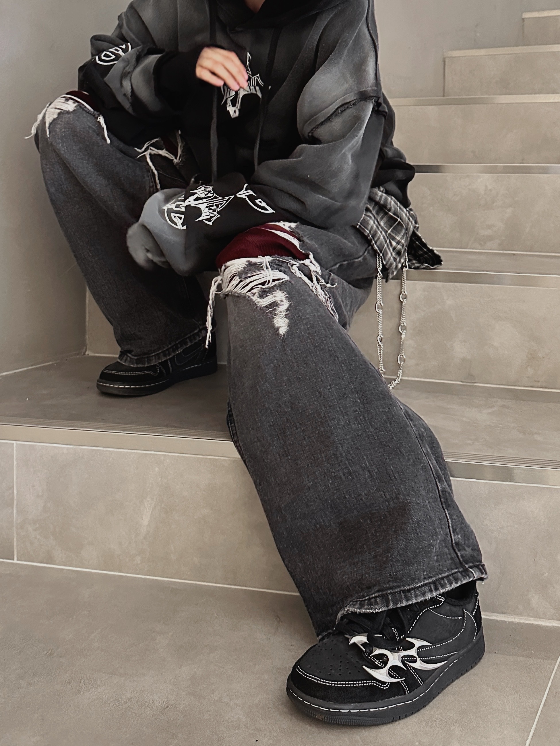 BLR Bluer Lives In The Rough Cap Red, Jordan 1 x Travis Scott Retro Low OG SP Black Phantom 착용 스타일 - 5