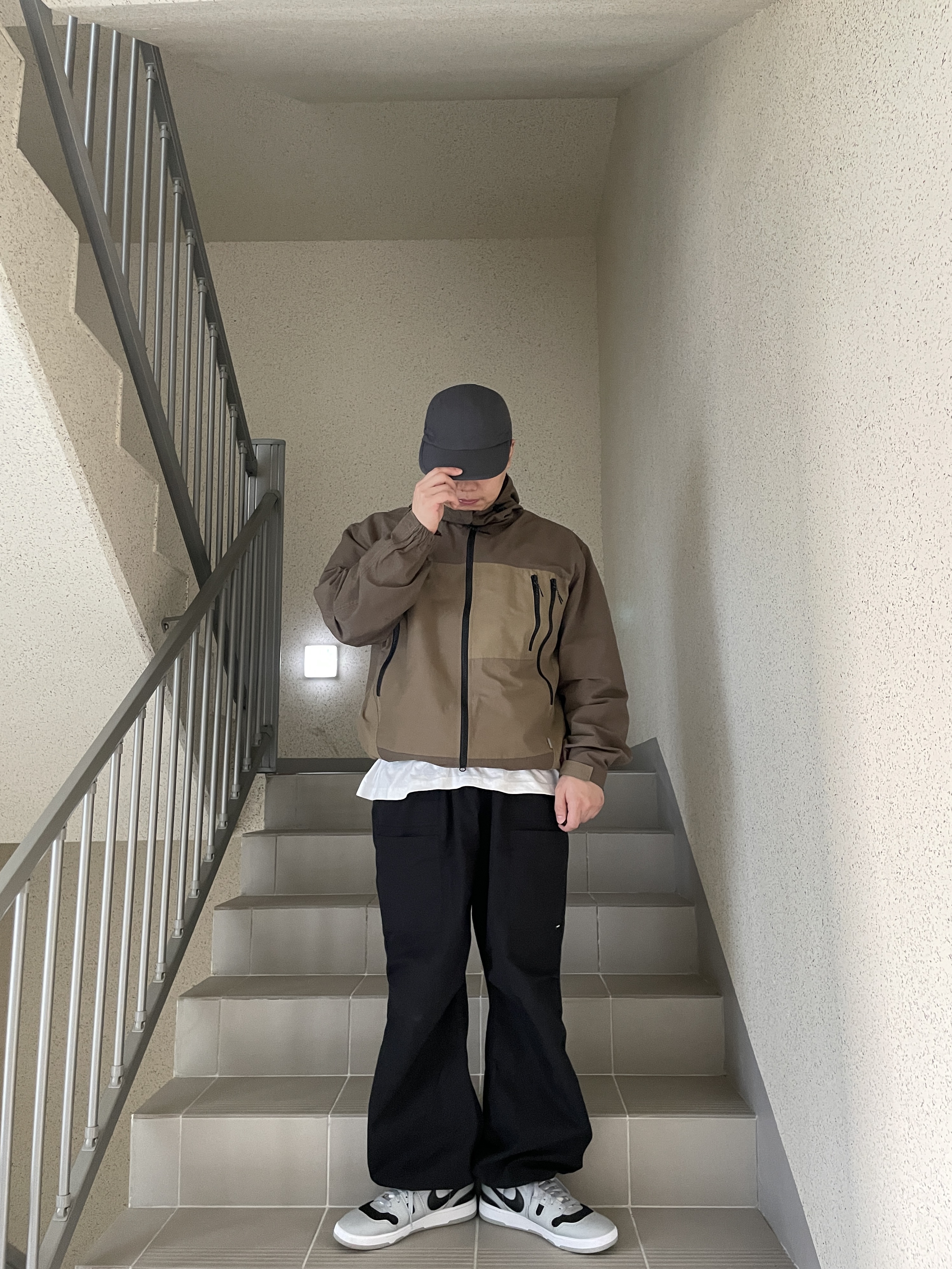 Nike Mac Attack QS SP Light Smoke Grey, Uniqlo UT x Kaws Short Sleeve Graphic T-Shirt White 착용 스타일 - 4