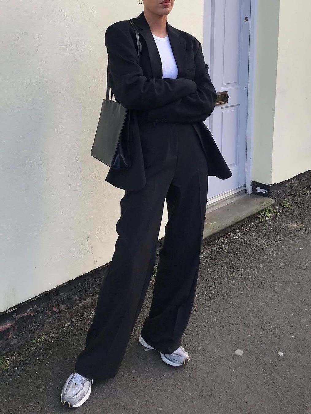 Haveless Women Front Point Trousers Black, (W) Burberry Mohair Wool Tailored Trousers Black 착용 스타일 - 3