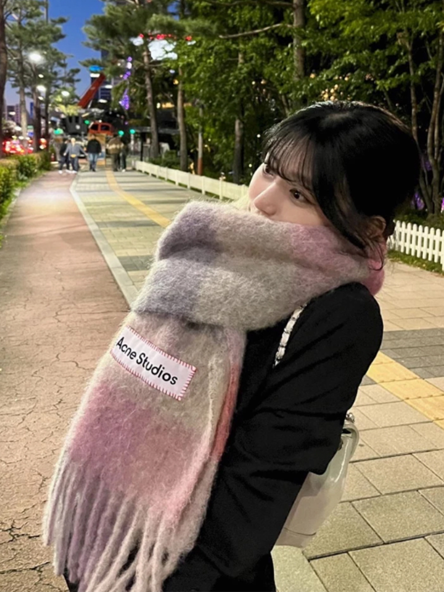 Acne Studios Mohair Check Muffler Fuchsia Lilac Pink, Acne Studios Mohair Check Muffler Grey Green Black 착용 스타일 - 4