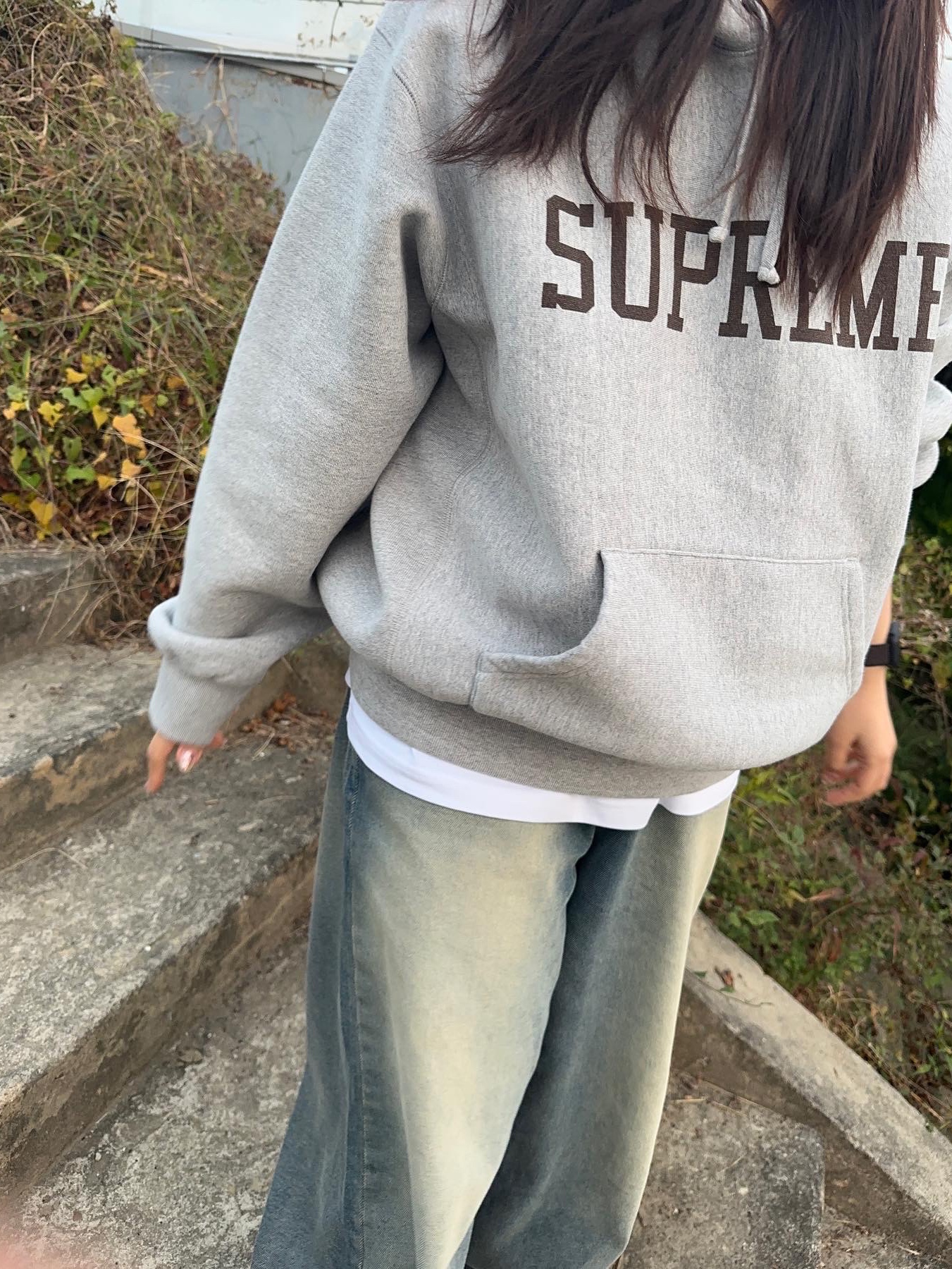 Supreme Varsity Hooded Sweatshirt Heather Grey - 23FW, Supreme Backpack Black - 23FW 착용 스타일 - 2