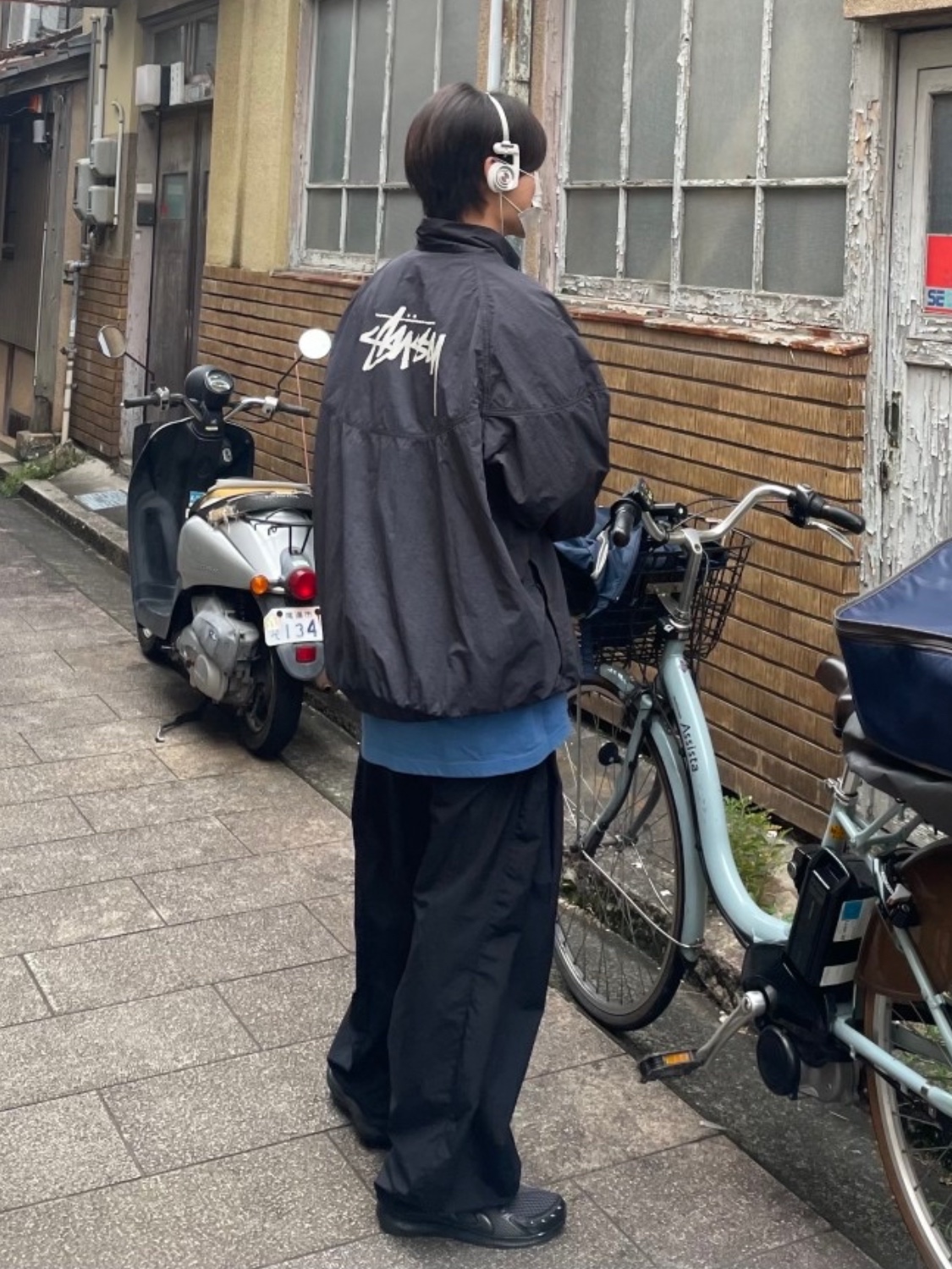 Nike x Stussy Windrunner Jacket Off Noir 착용 스타일 - 7