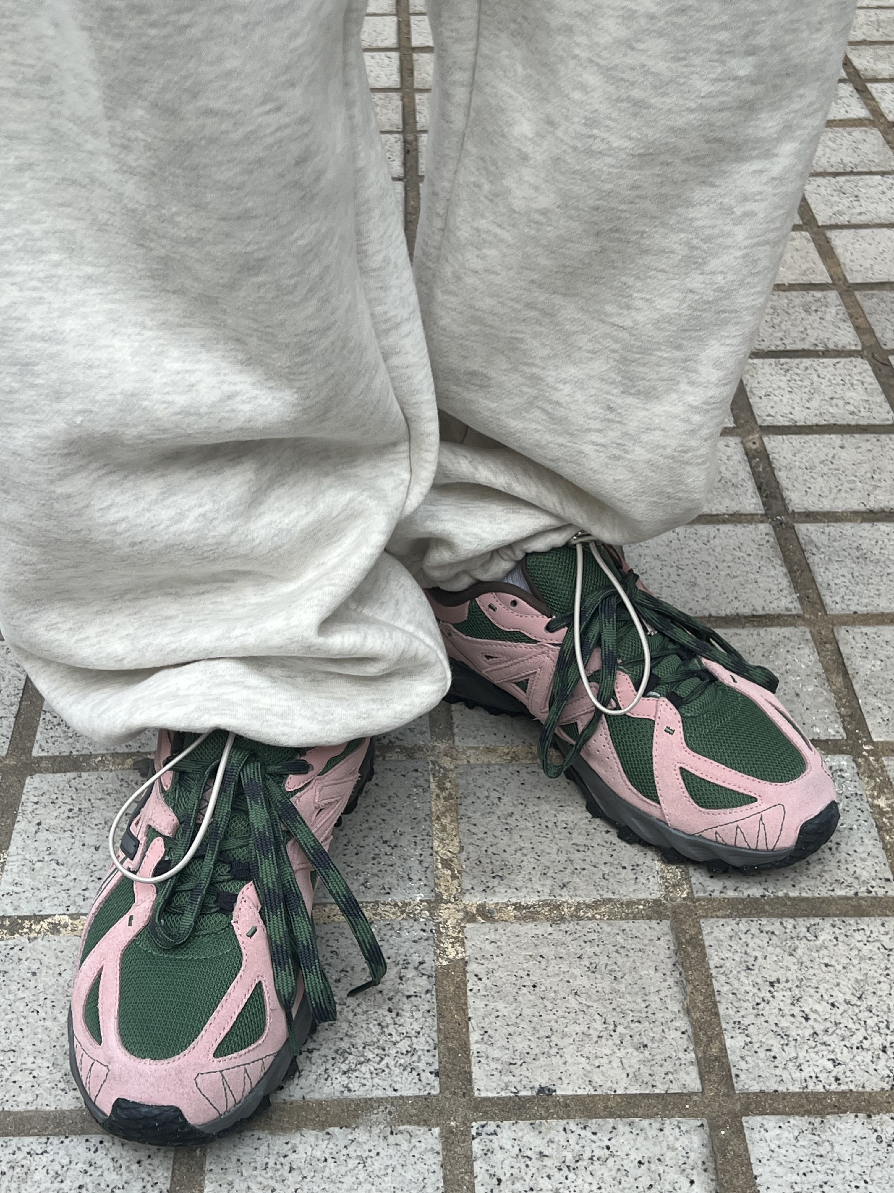 New Balance ML610T Pink Moon - D Standard, Oakley Eye Jacket Redux Matte Black Frame Prizm Grey Lenses High Bridge Fit 착용 스타일 - 1