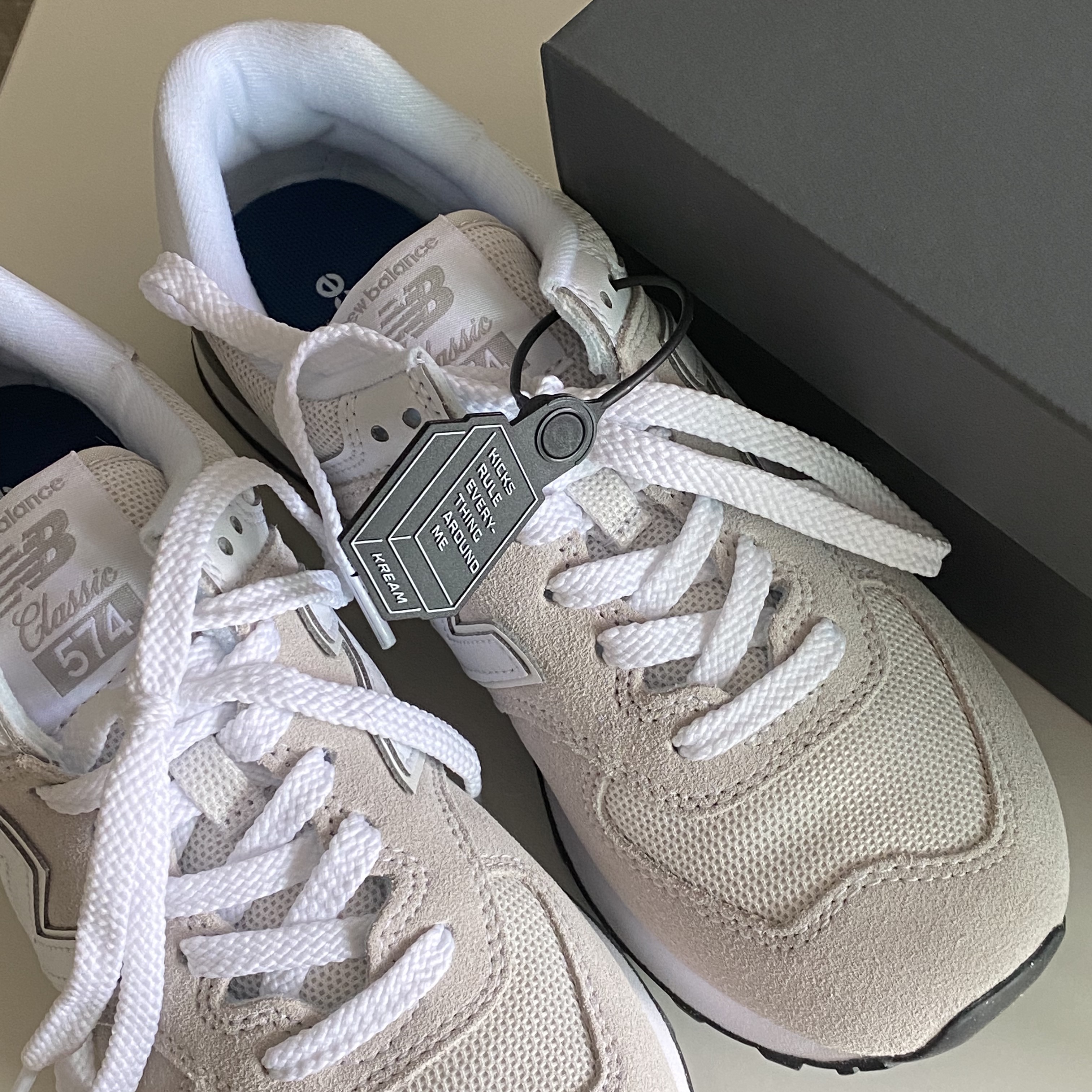 (W) New Balance 574 Ivory - B Standard 착용 스타일 - 2