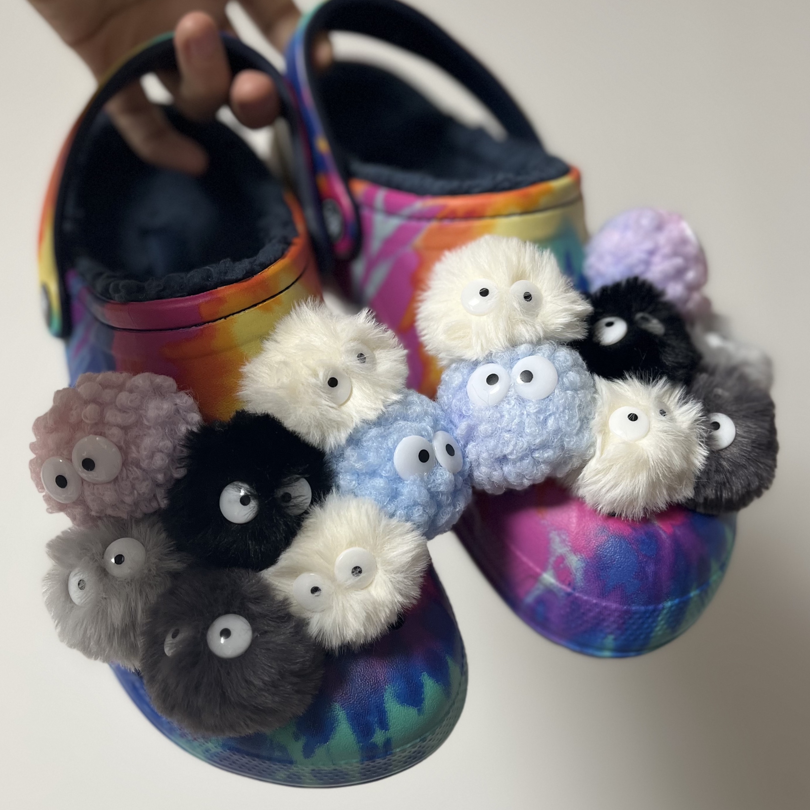 Crocs Classic Marbled Clog White Black 착용 스타일 - 2