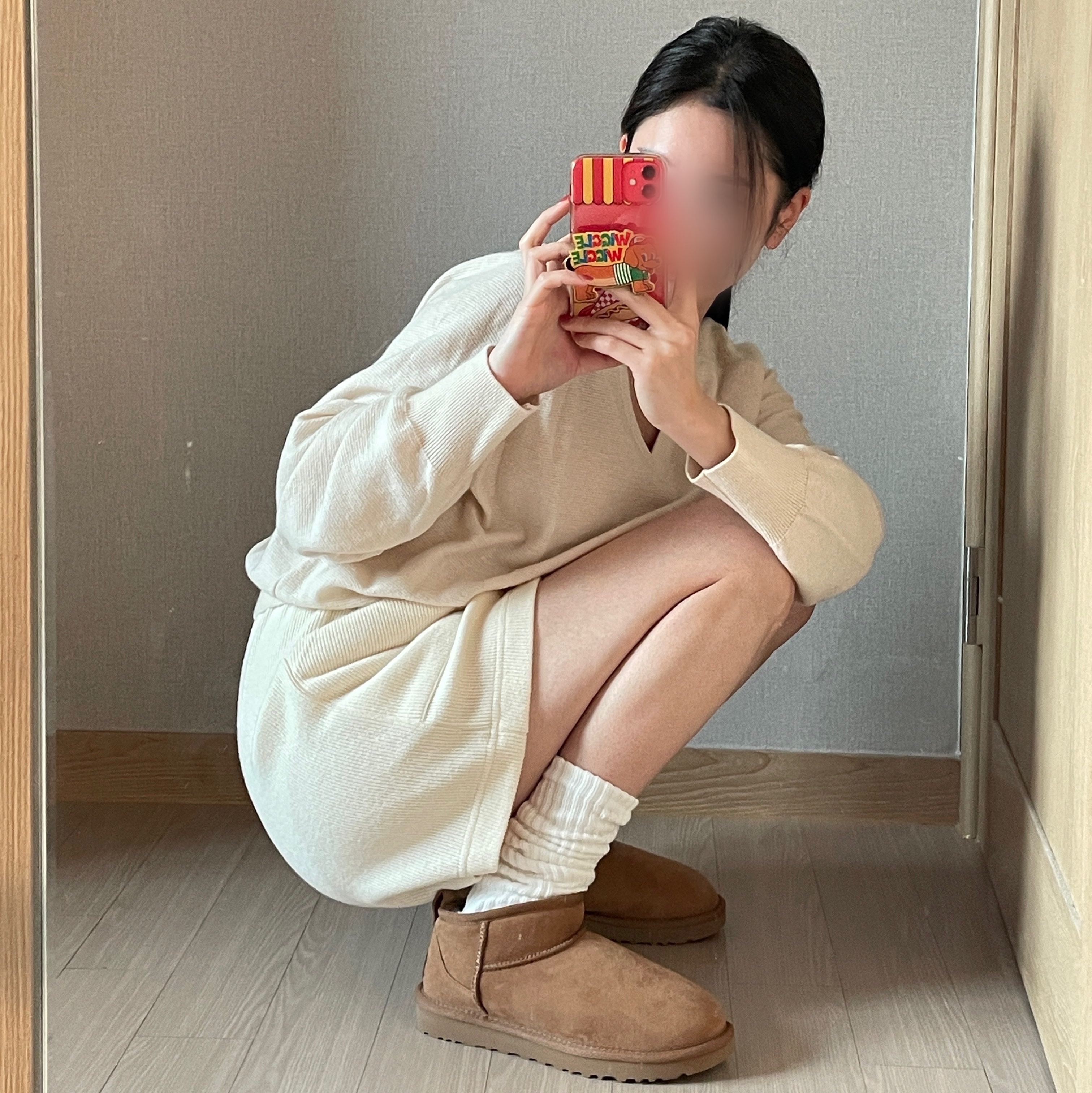 (W) UGG Classic Ultra Mini Boots Chestnut 착용 스타일 - 2