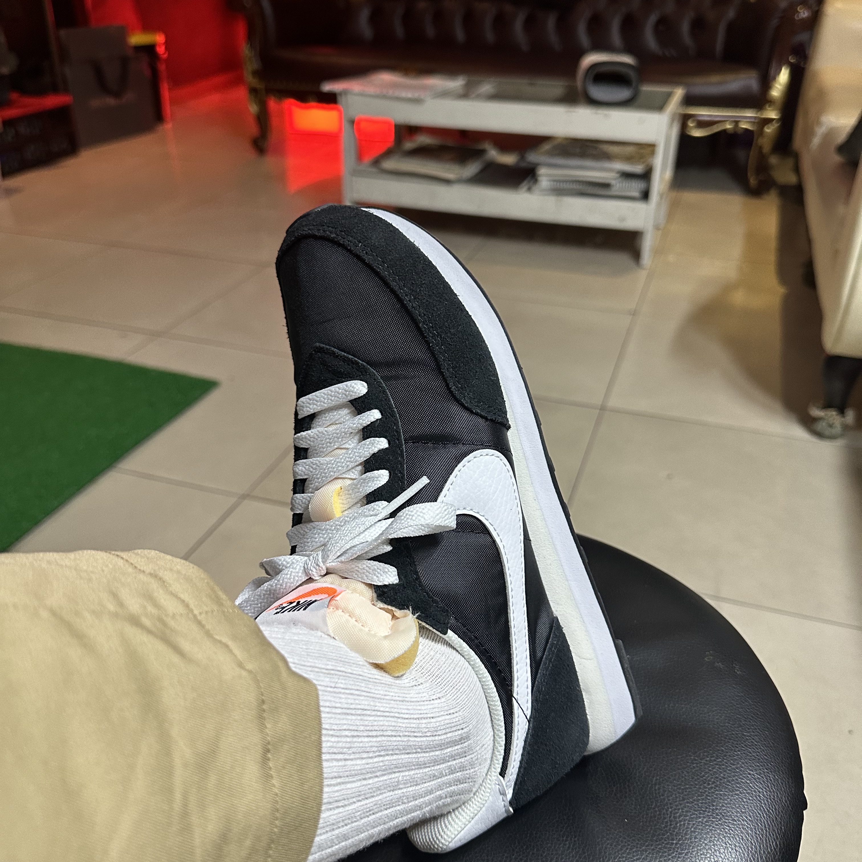Nike Waffle Trainer 2 Black White 착용 스타일