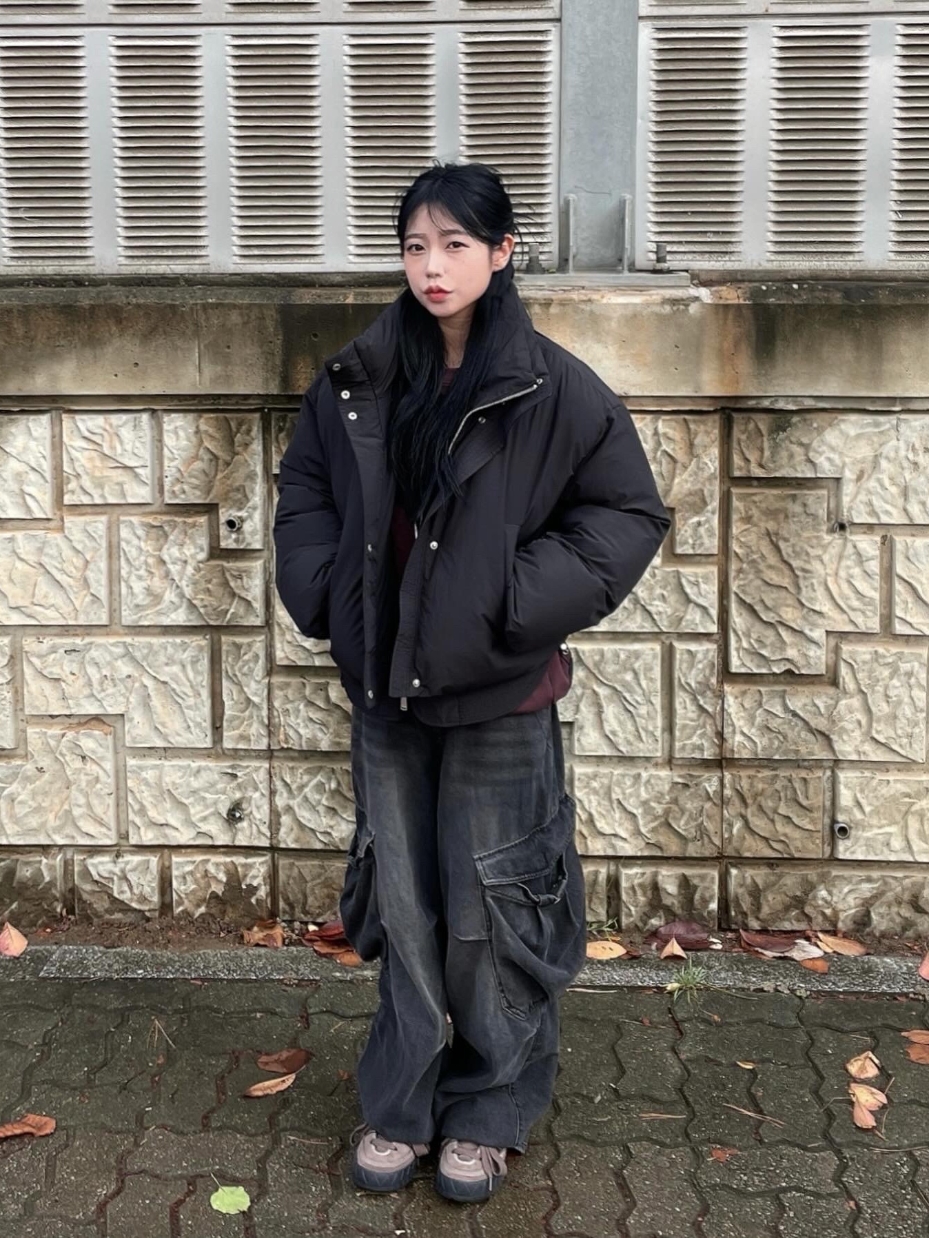 COS Quilted Mini Bag Black, (W) Adidas Adimatic Earth Strata Dark Brown 착용 스타일 - 2
