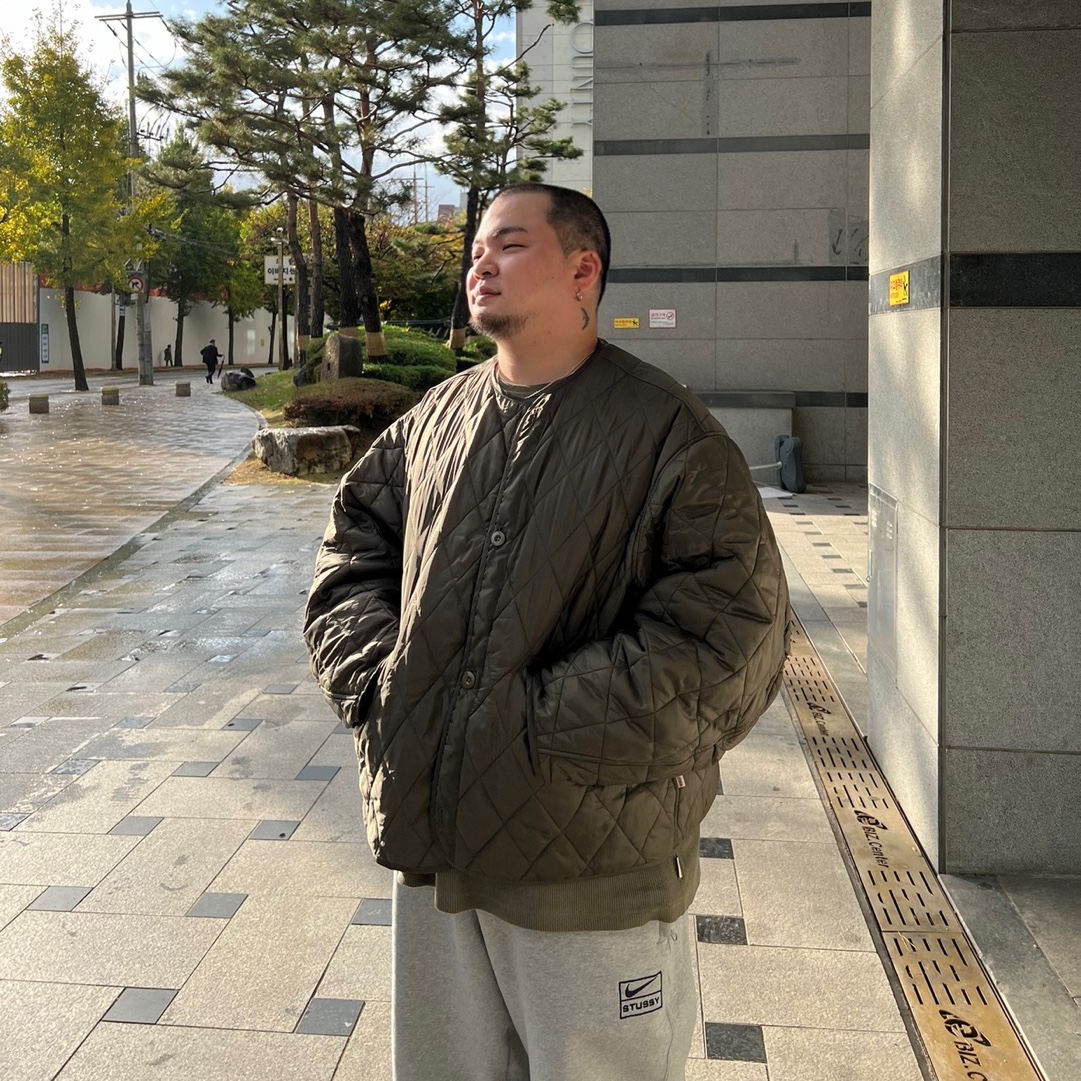 Nike x Stussy NRG Fleece Pants Dark Grey Heather (DO9340-063), True Religion Chain Armor LS T-Shirt Khaki 착용 스타일 - 1