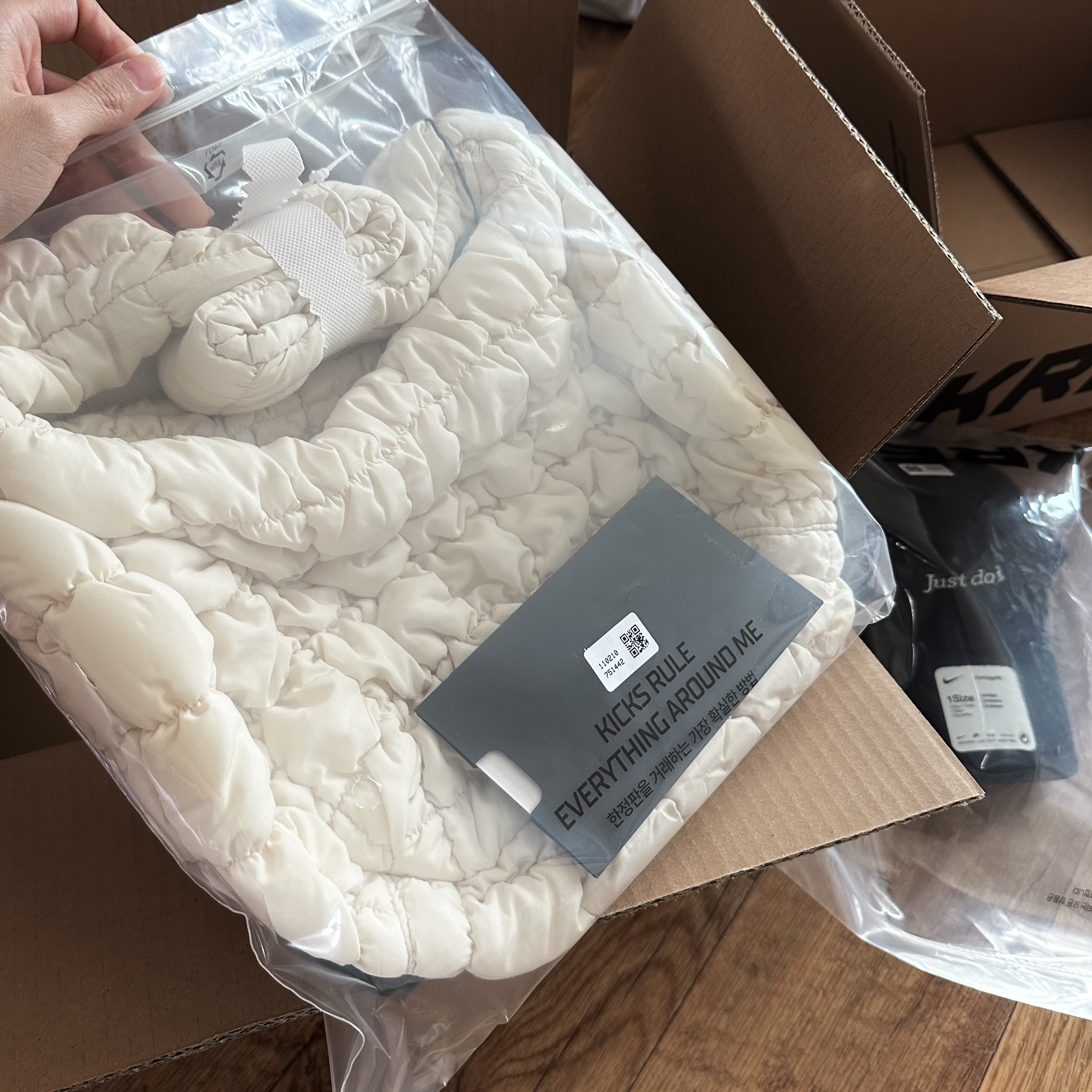 Nike Heritage 86 Just Do It Cap Black, COS Quilted Mini Bag Cream 착용 스타일