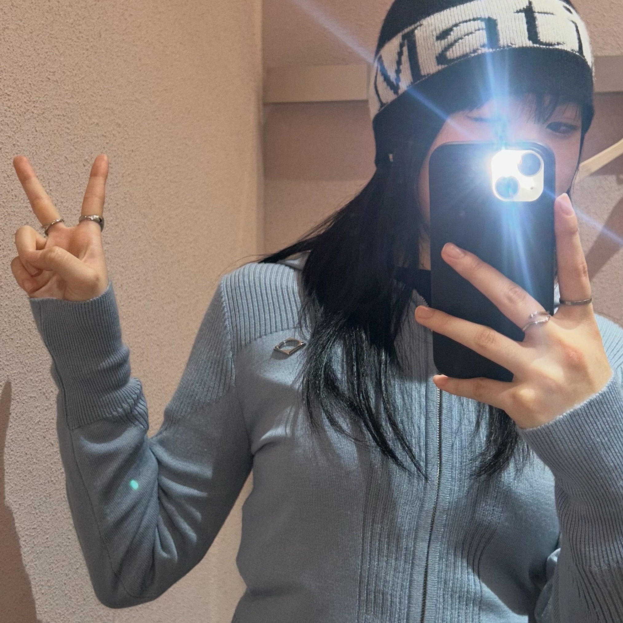Matin Kim Logo Jacquard Short Beanie Black, (W) Mischief Rhombus Knitted Hoodie Greyish Blue 착용 스타일 - 2