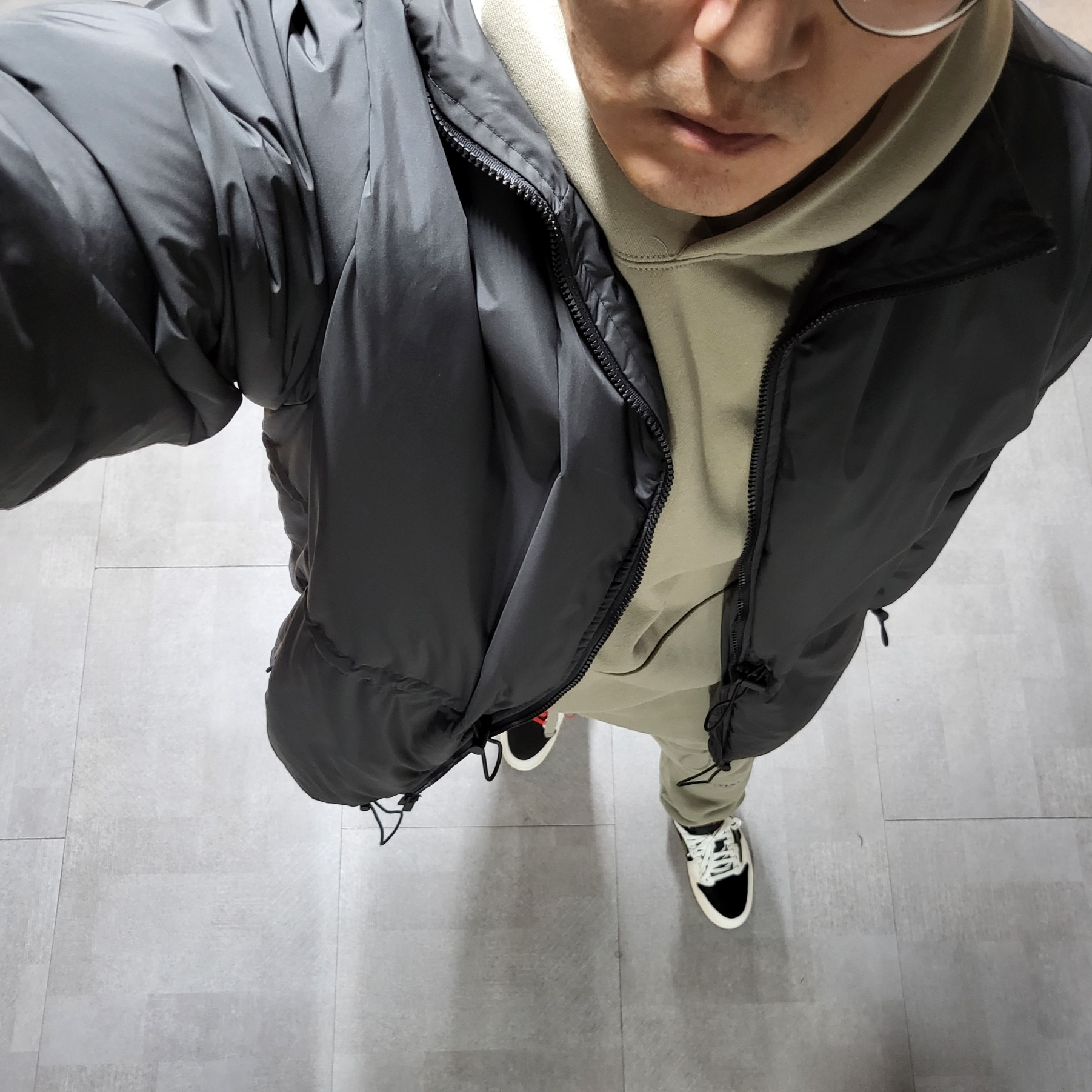 Essentials Storm Jacket Iron - 22SS, (W) Jordan 1 x Travis Scott Retro Low OG SP Medium Olive 착용 스타일 - 1