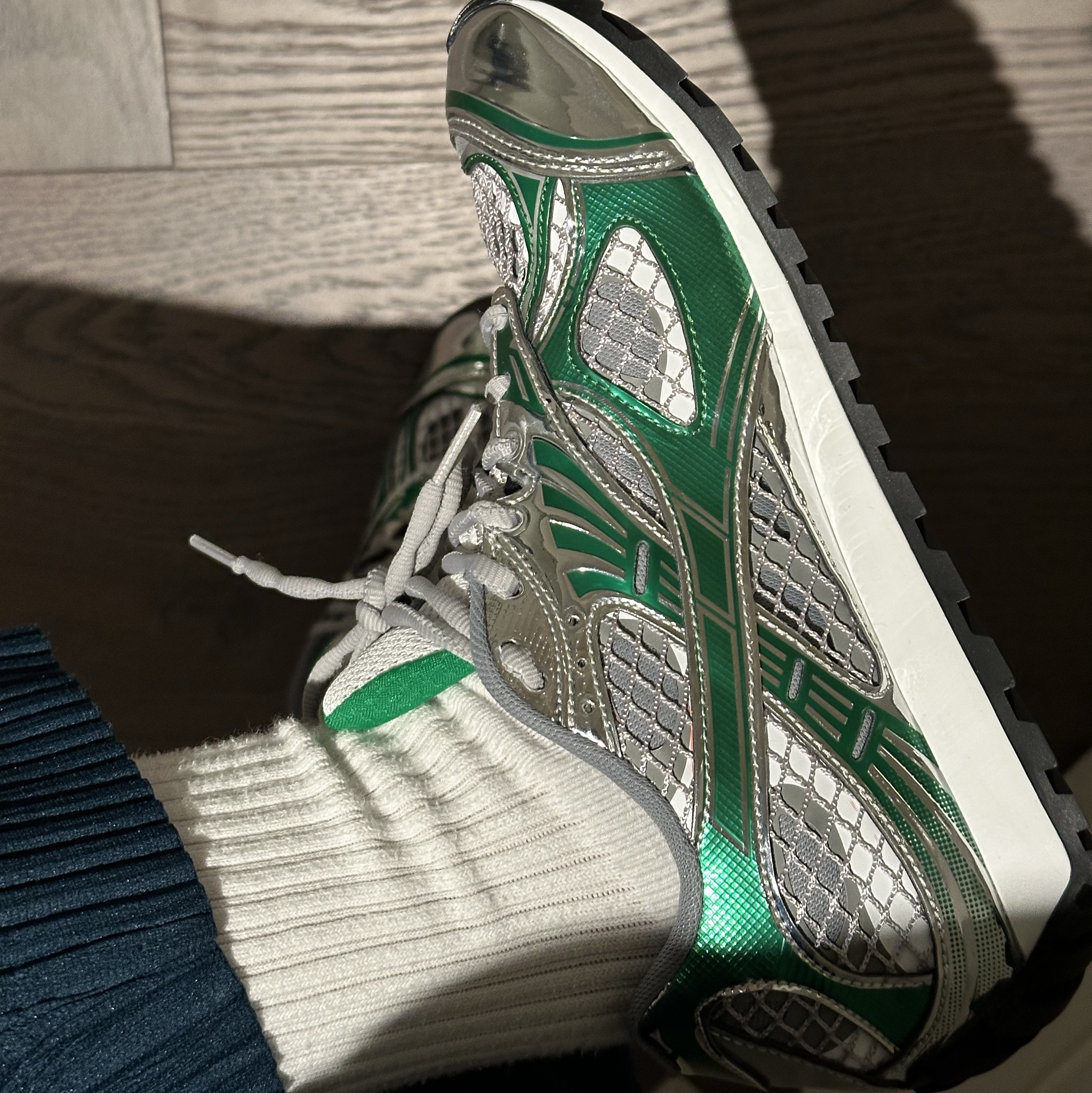 Bottega Veneta Orbit Sneaker Silver Parakeet 착용 스타일 - 2