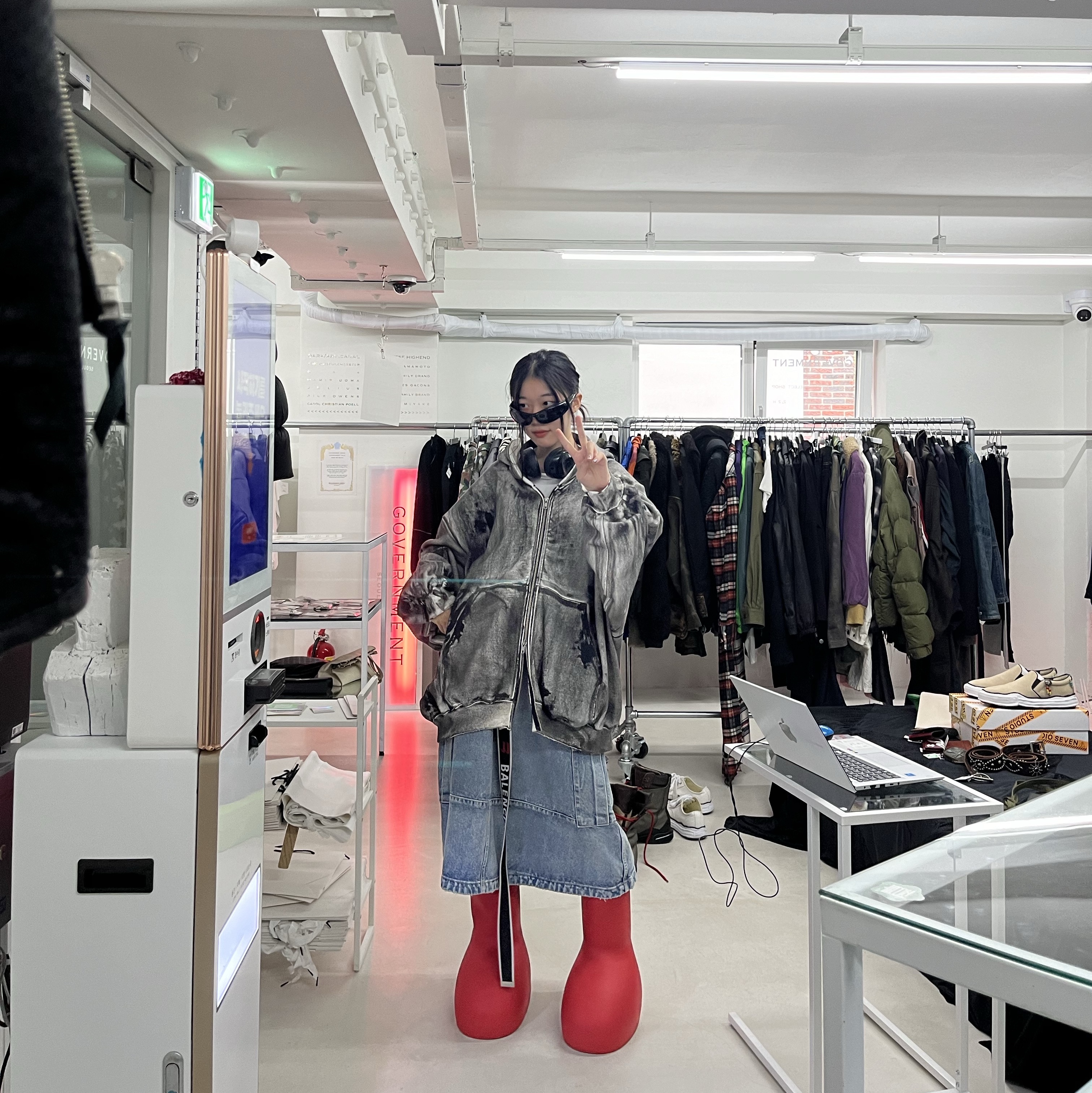 Ourpas 074 Dirty Zip Hoodie, Balenciaga Reverse X-Pander Rectangle Sunglasses Black 착용 스타일 - 1