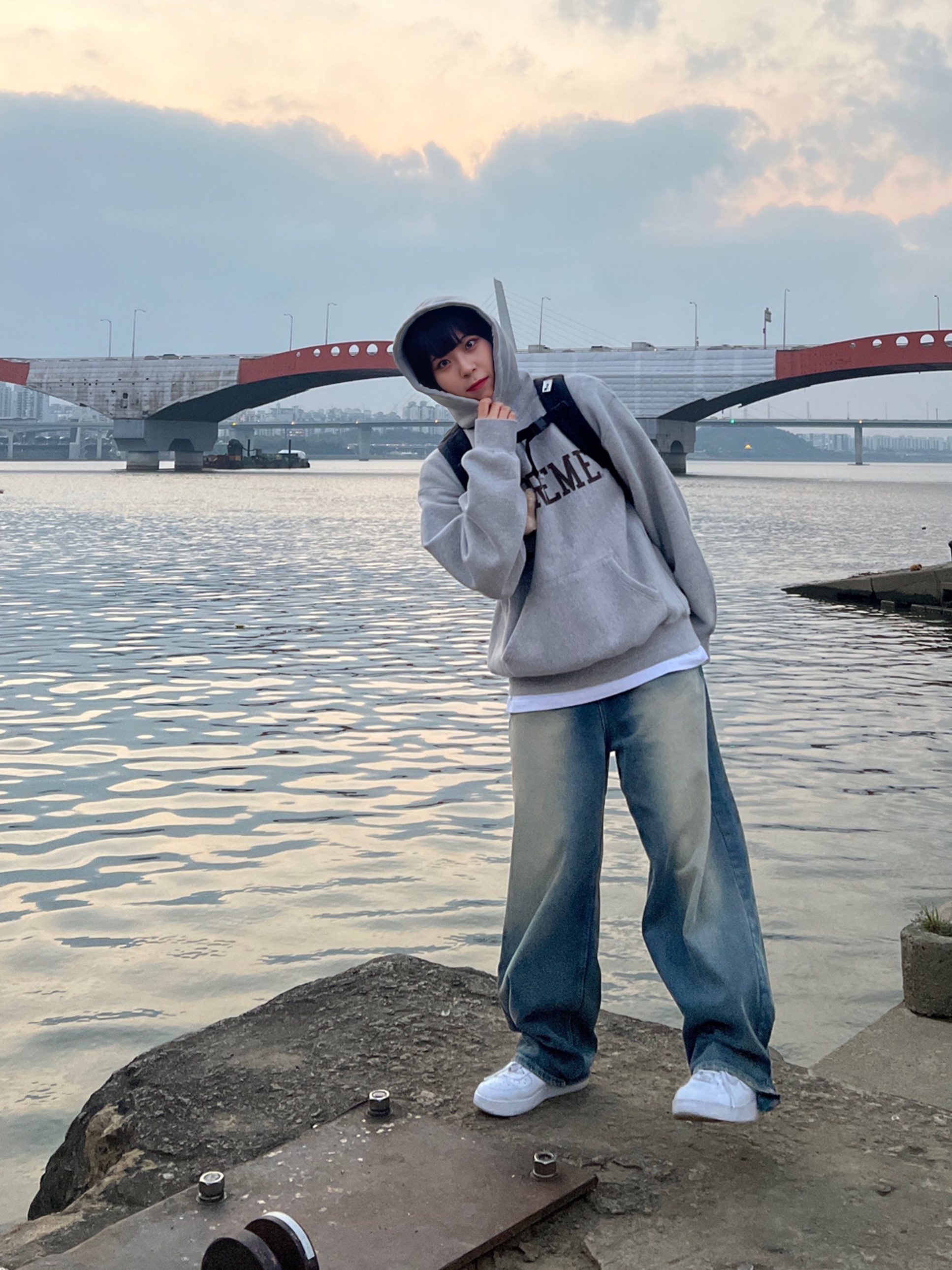 Supreme Varsity Hooded Sweatshirt Heather Grey - 23FW, Supreme Backpack Black - 23FW 착용 스타일 - 1