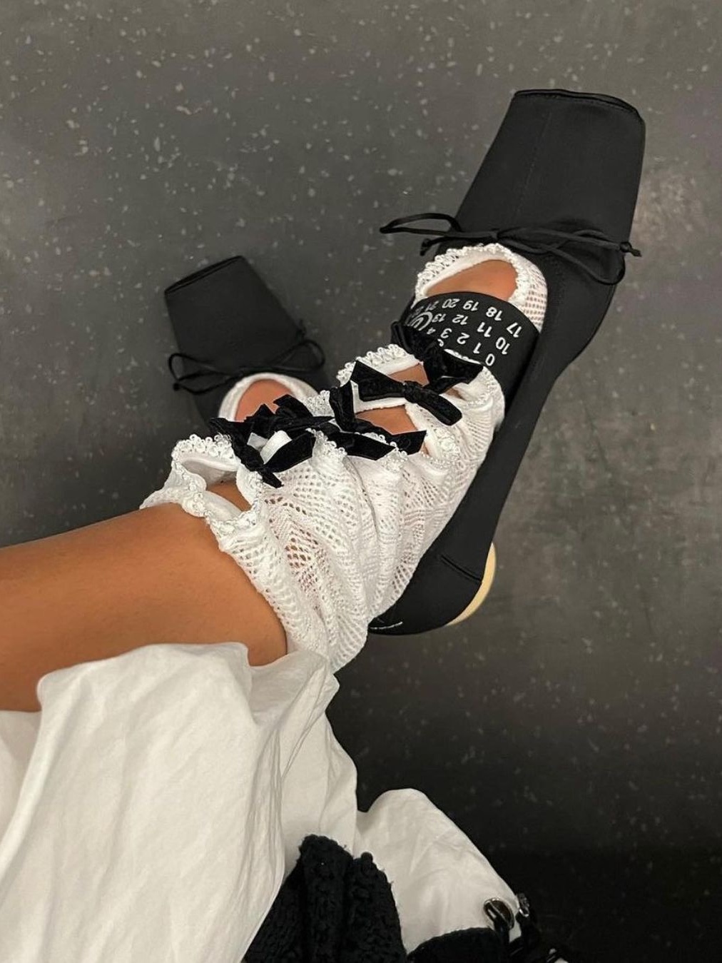 (W) MM6 Maison Margiela Numeric Logo Strap Ballerina Flat Shoes Beige, (W) MM6 Maison Margiela Numeric Logo Strap Ballerina Flat Shoes Black 착용 스타일 - 4
