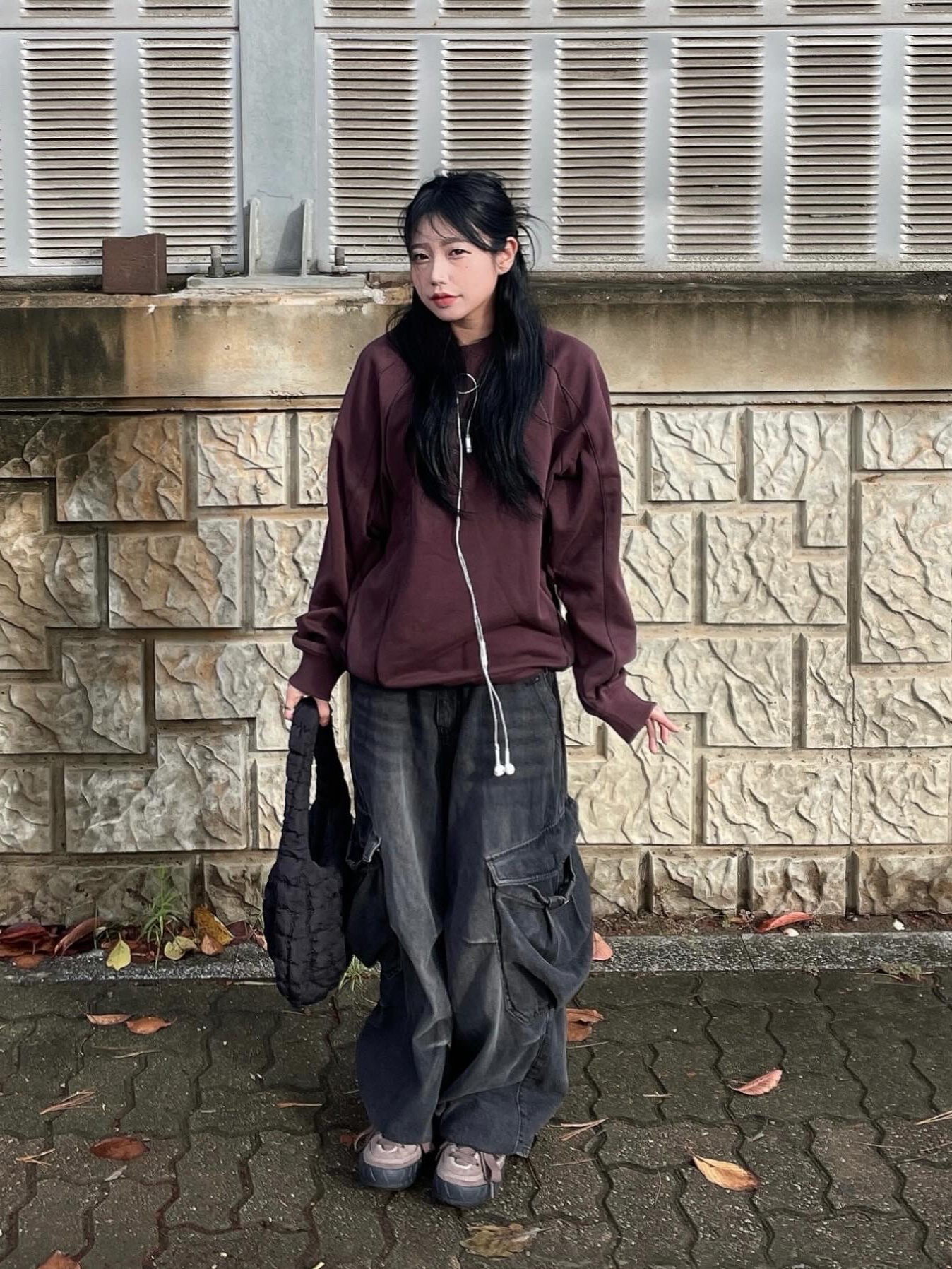 COS Quilted Mini Bag Black, (W) Adidas Adimatic Earth Strata Dark Brown 착용 스타일 - 1
