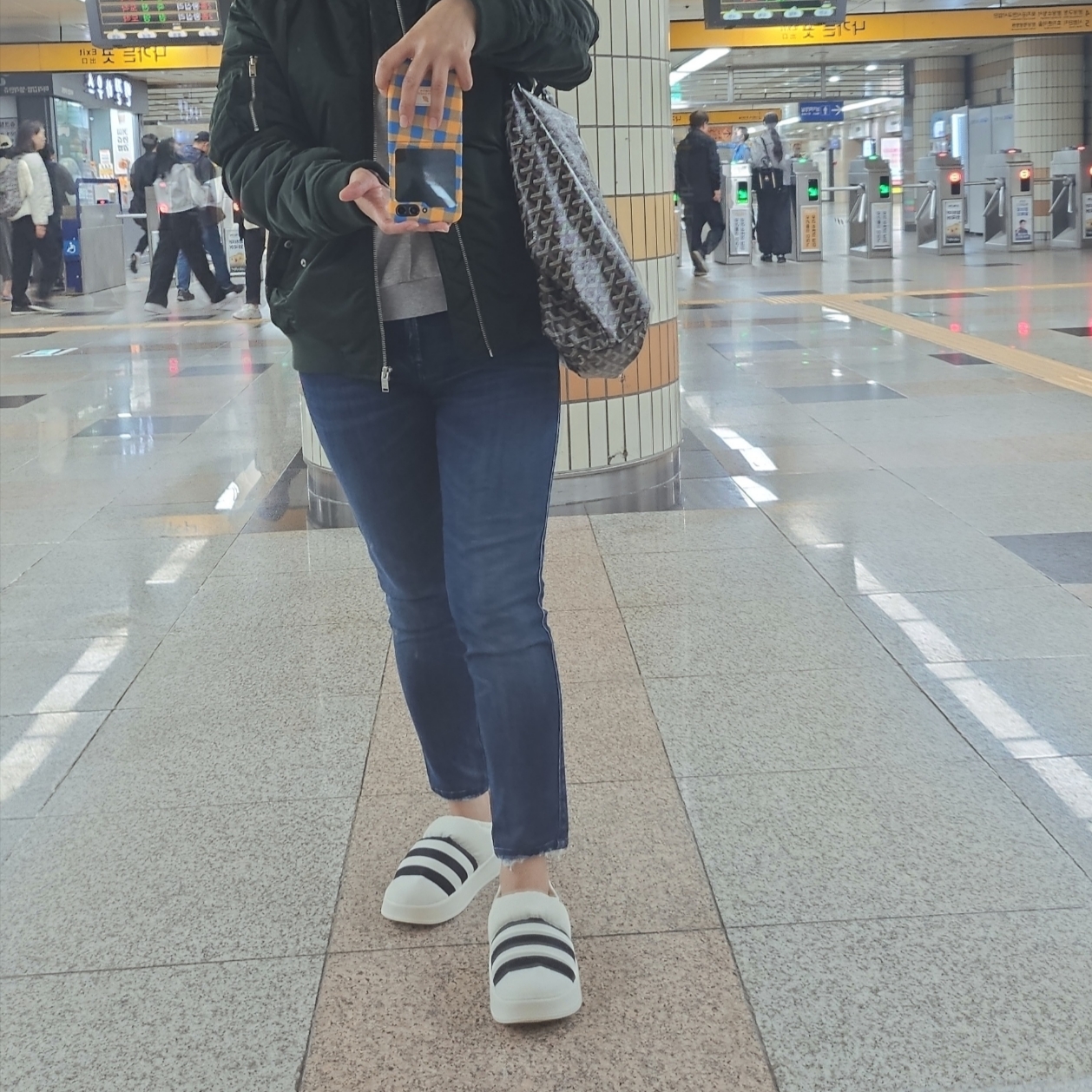 Adidas Puffylette Off White 착용 스타일 - 1