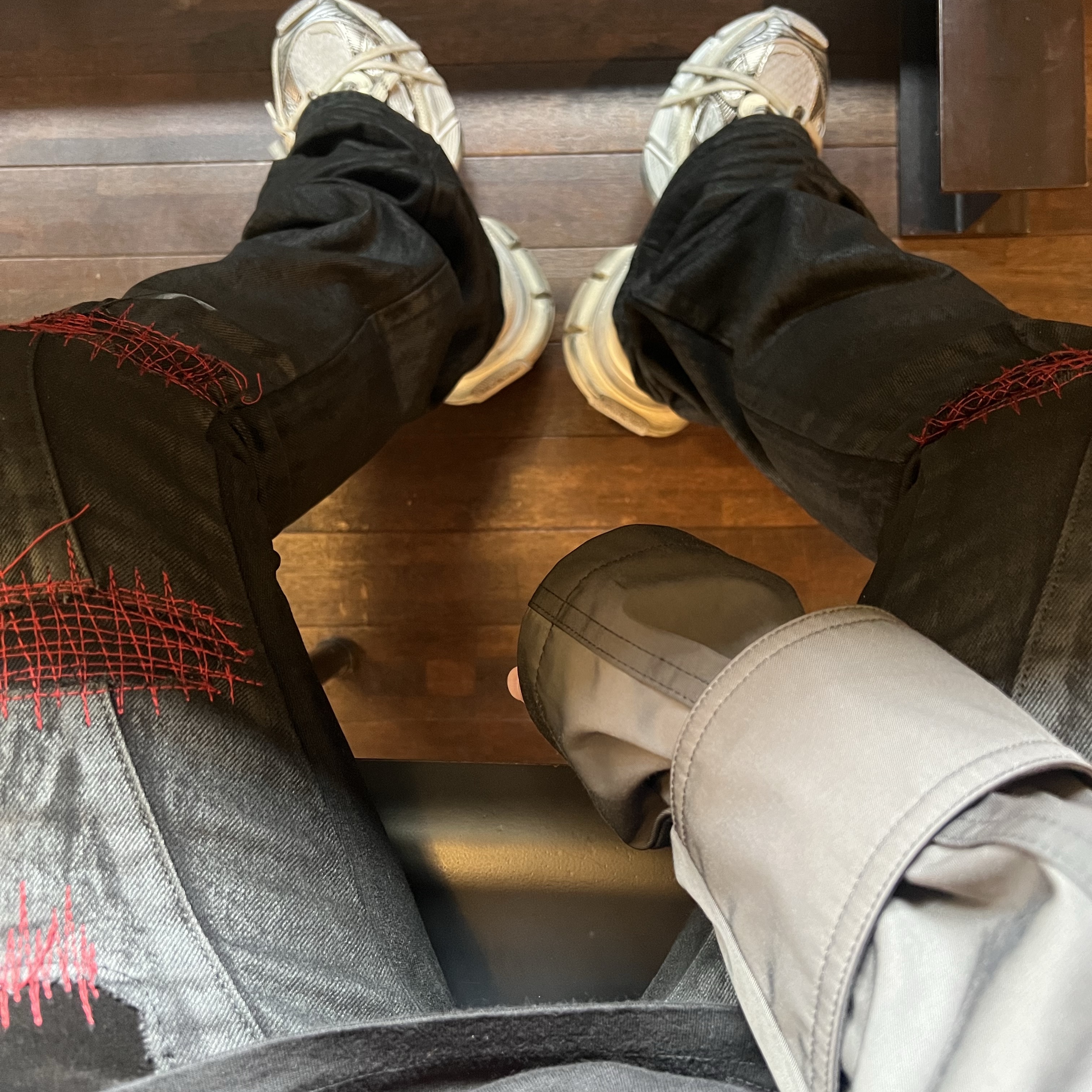 Balenciaga 3XL Sneakers Beige, Undermycar x Emostanceclub Emoun Destroyed Cowhide Suede Red Stitch Denim Toreador - 23FW 착용 스타일